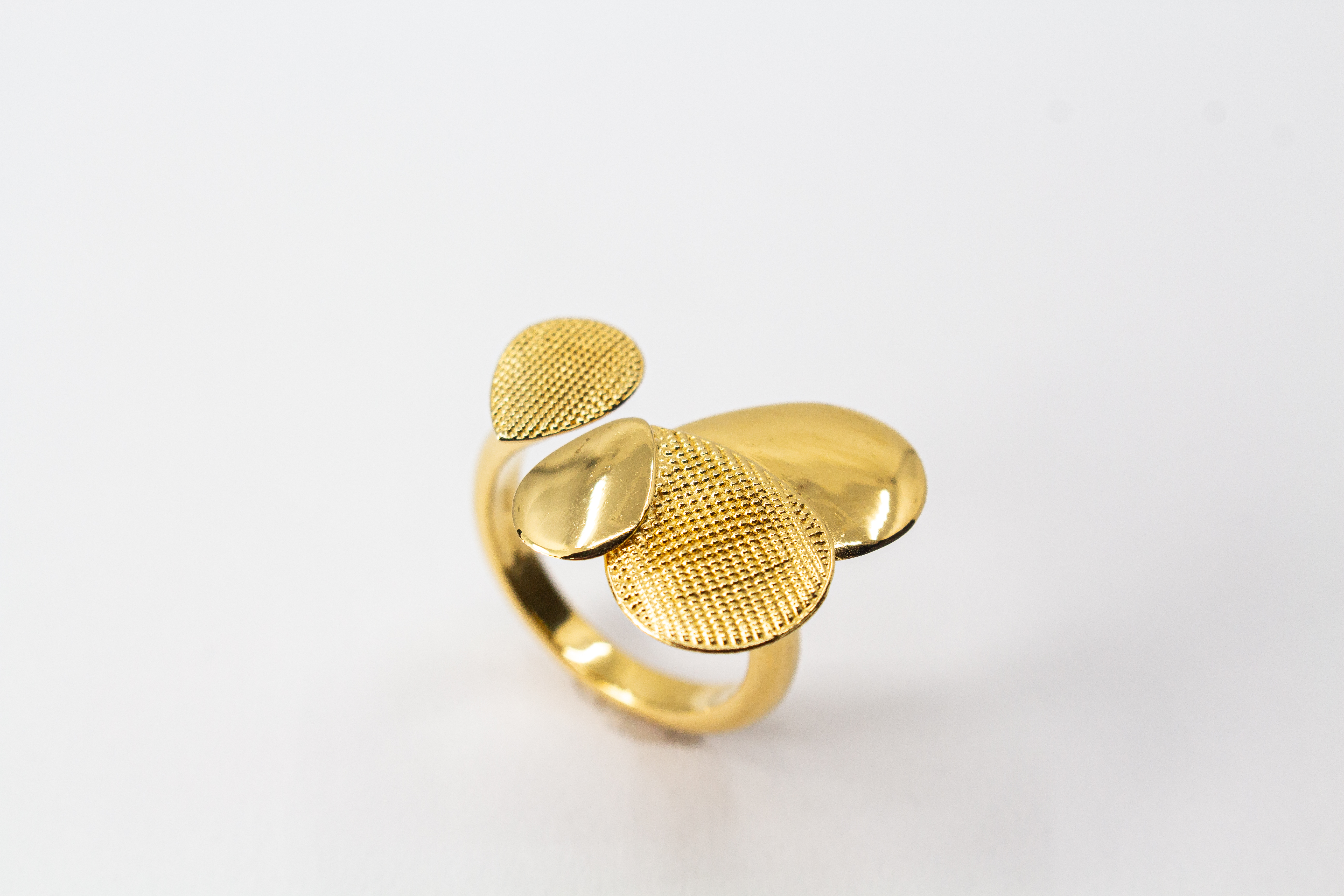 Ring Moon von Diva Gioielli, offenes Design aus vergoldetem Silber mit organisch geformten Elementen in glänzender und fein strukturierter Optik