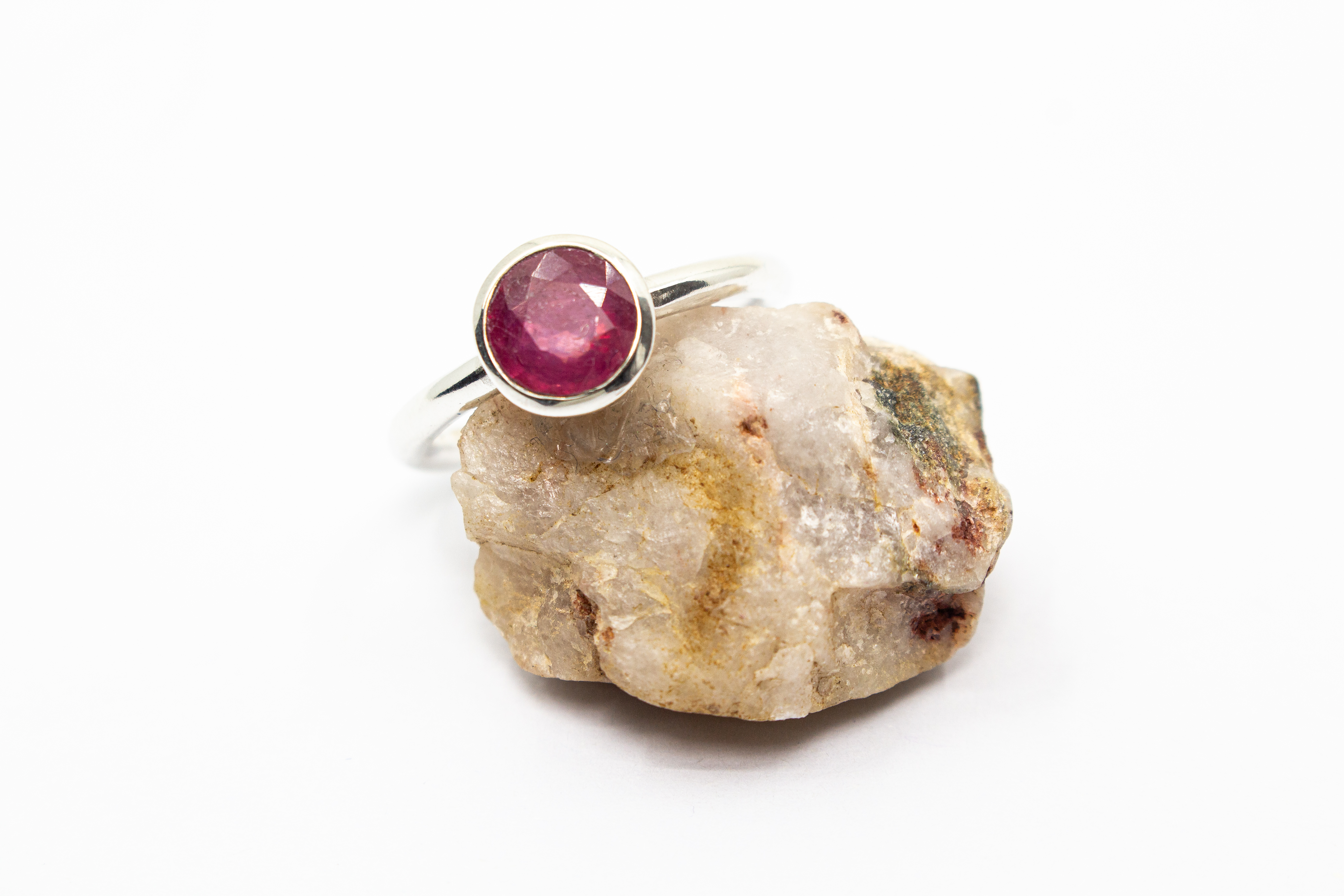 925er Sterlingsilber Ring „Rubinfeuer“ mit facettiertem Rubin in runder Fassung und zeitlos elegantem Design.