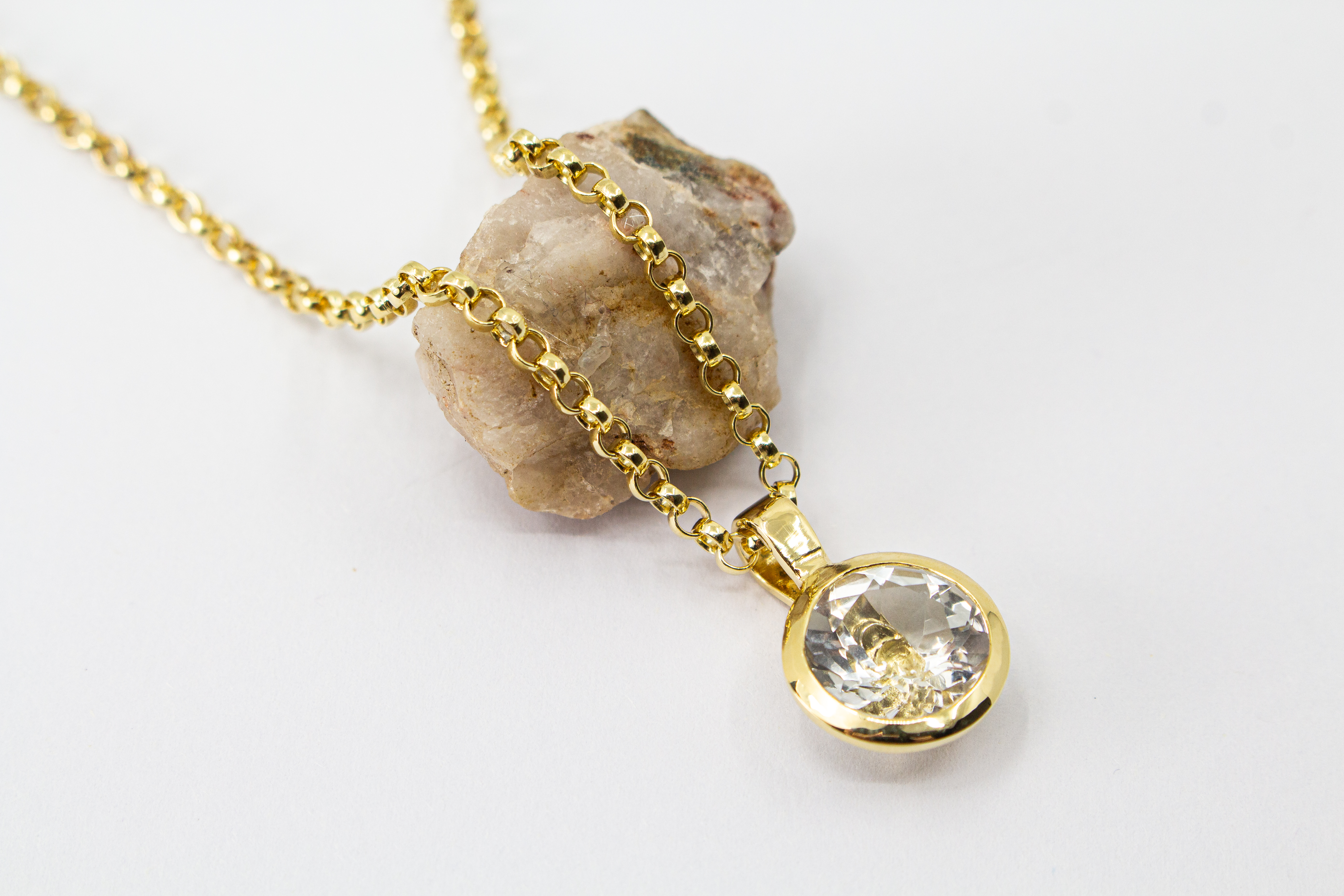 Elegante Erbskette aus 20 Mikron hochwertig vergoldetem 925 Sterling Silber mit einem runden, facettierten Bergkristall in Zargenfassung aus dem Online-Shop der Goldschmiede Regina Kraus