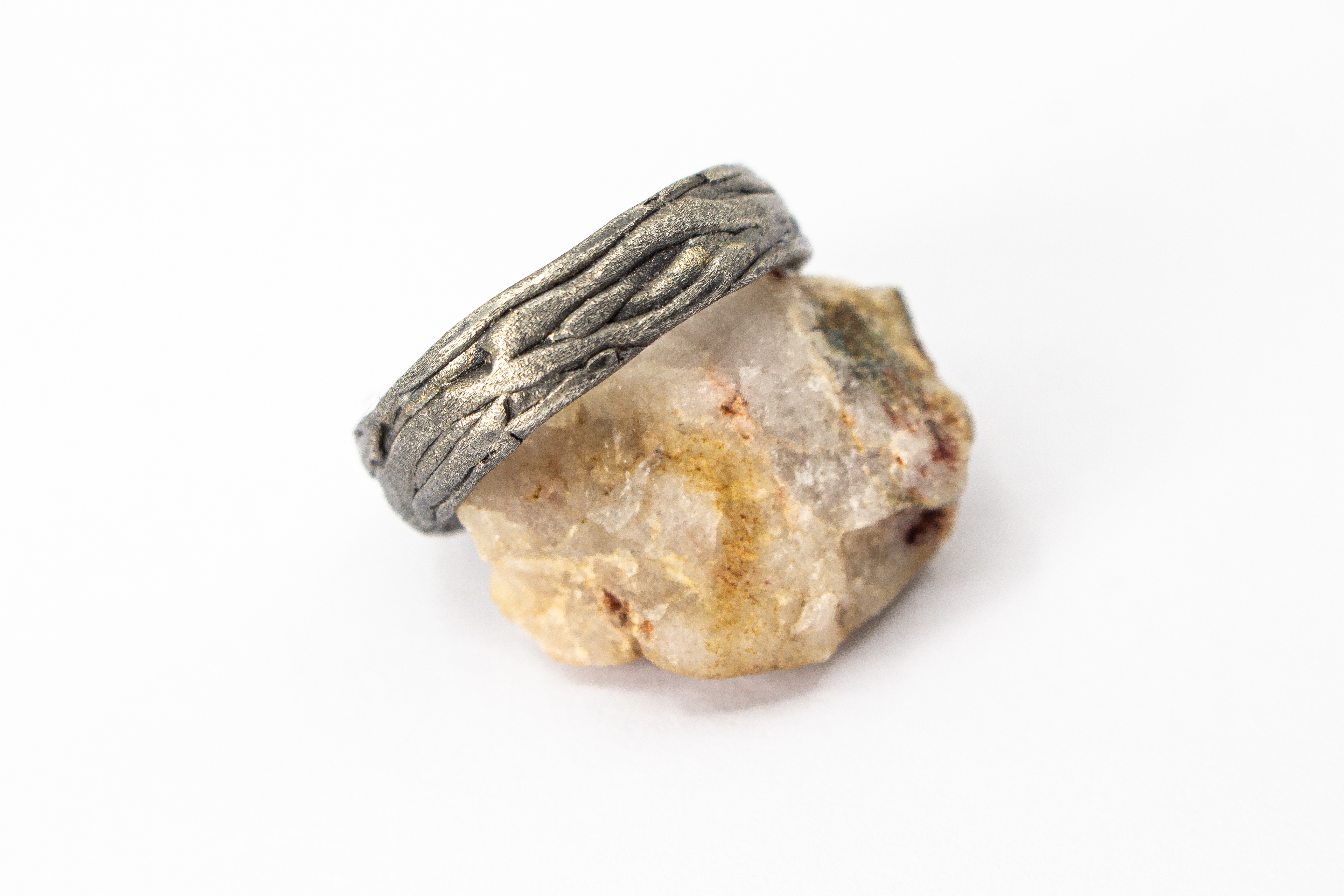 Markanter, strukturierter Bandring aus dunkel geschwärztem und oxidiertem 925 Sterlingsilber mit einer organisch geflochtenen Oberfläche im Ast- oder Rinden-Design aus dem Online-Shop der Goldschmiede Regina Kraus.