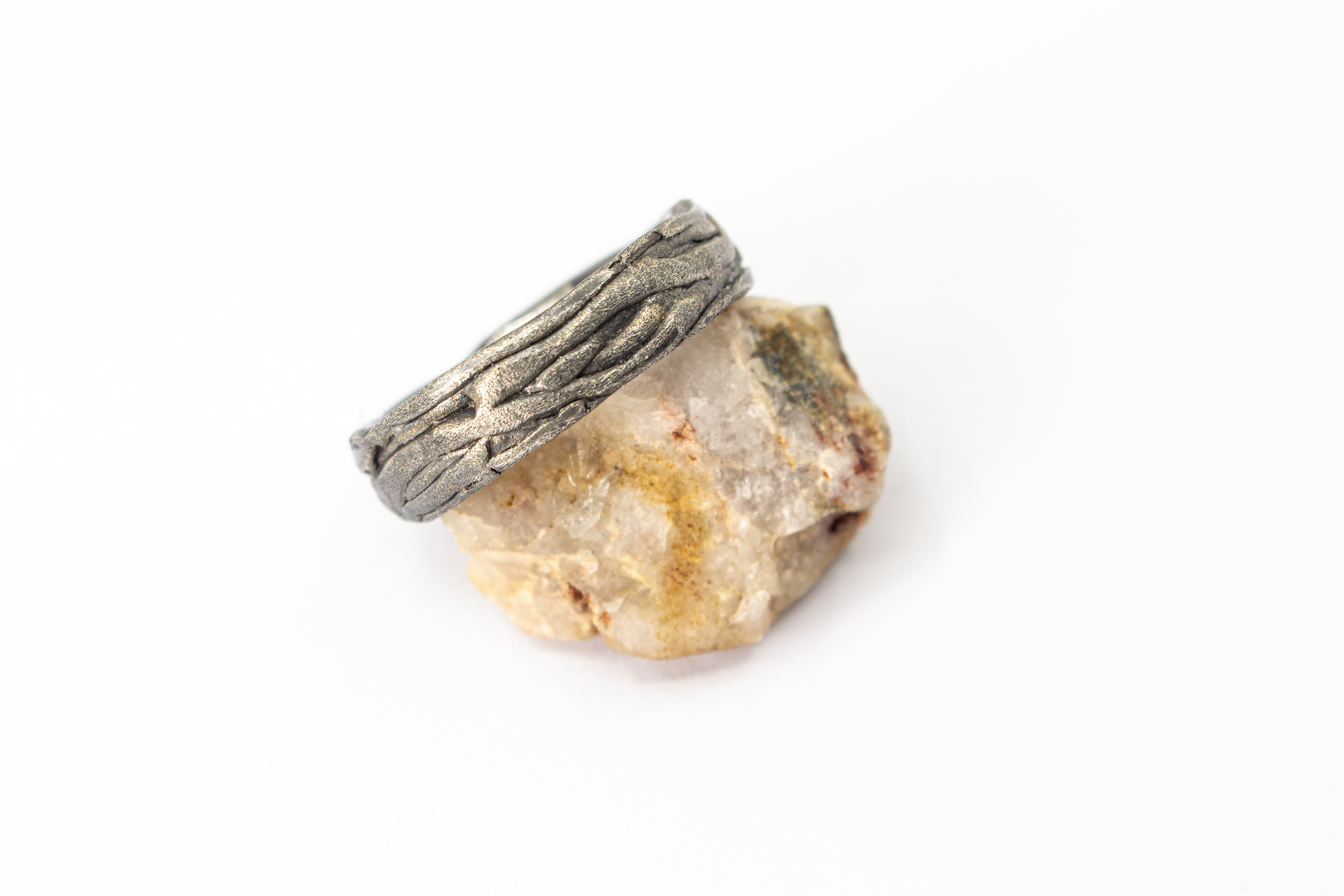 Markanter, strukturierter Bandring aus dunkel geschwärztem und oxidiertem 925 Sterlingsilber mit einer organisch geflochtenen Oberfläche im Ast- oder Rinden-Design aus dem Online-Shop der Goldschmiede Regina Kraus.