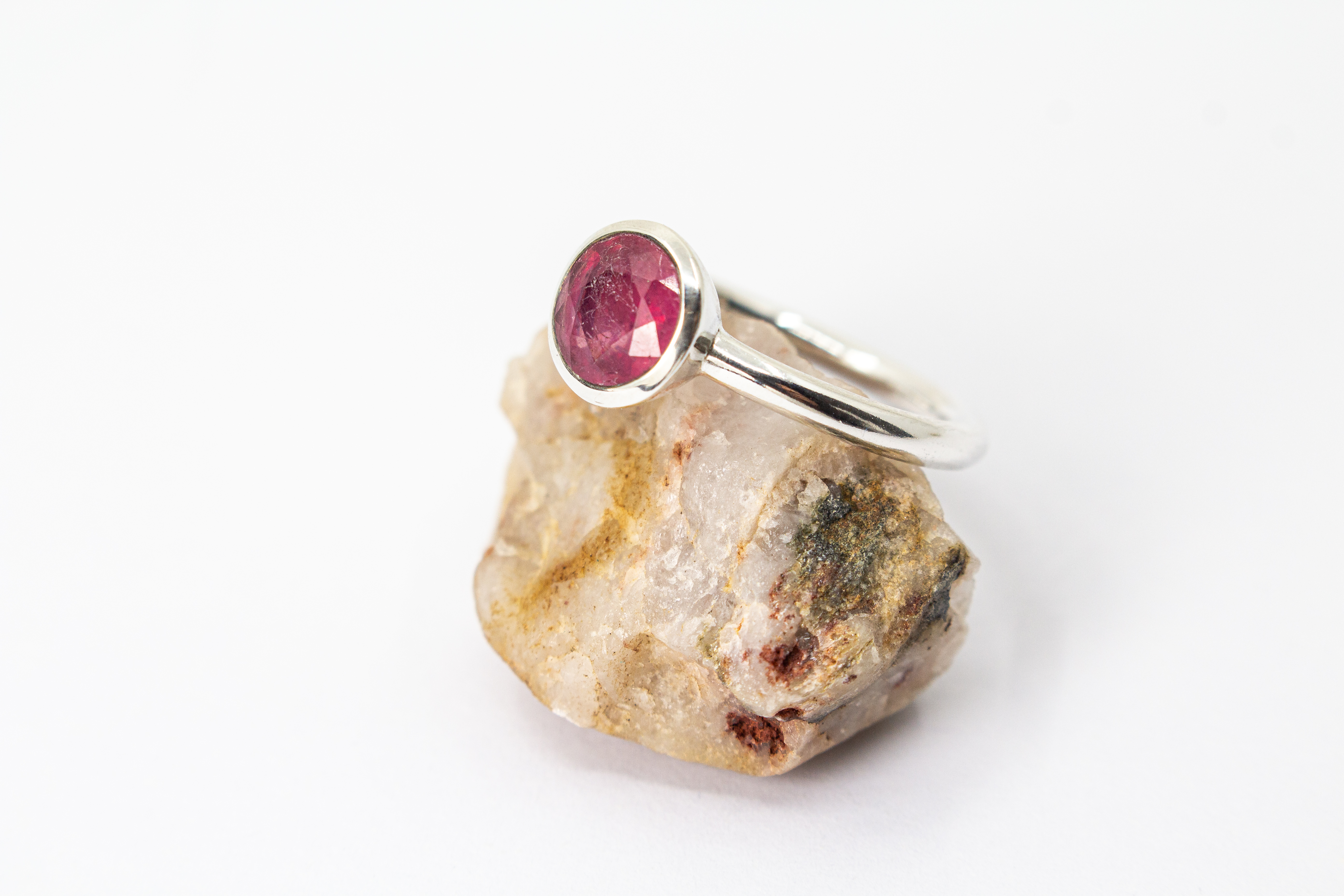 925er Sterlingsilber Ring „Rubinfeuer“ mit facettiertem Rubin in runder Fassung und zeitlos elegantem Design.