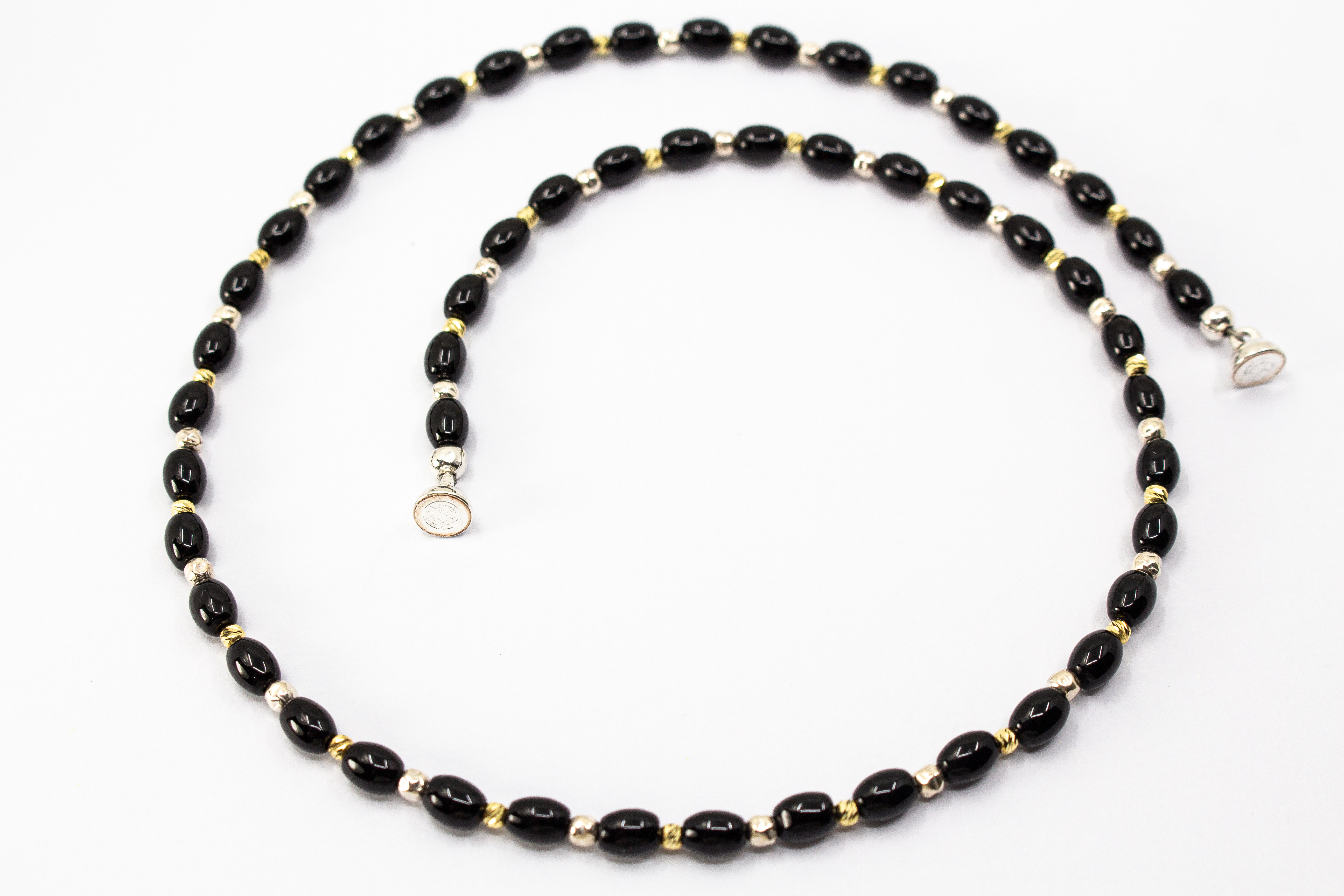 Elegante Onyx Kette „Mitternachtsglanz“ mit schwarzen Onyx-Perlen, Zwischenteilen aus 925er Sterlingsilber und vergoldeten Silberdetails.