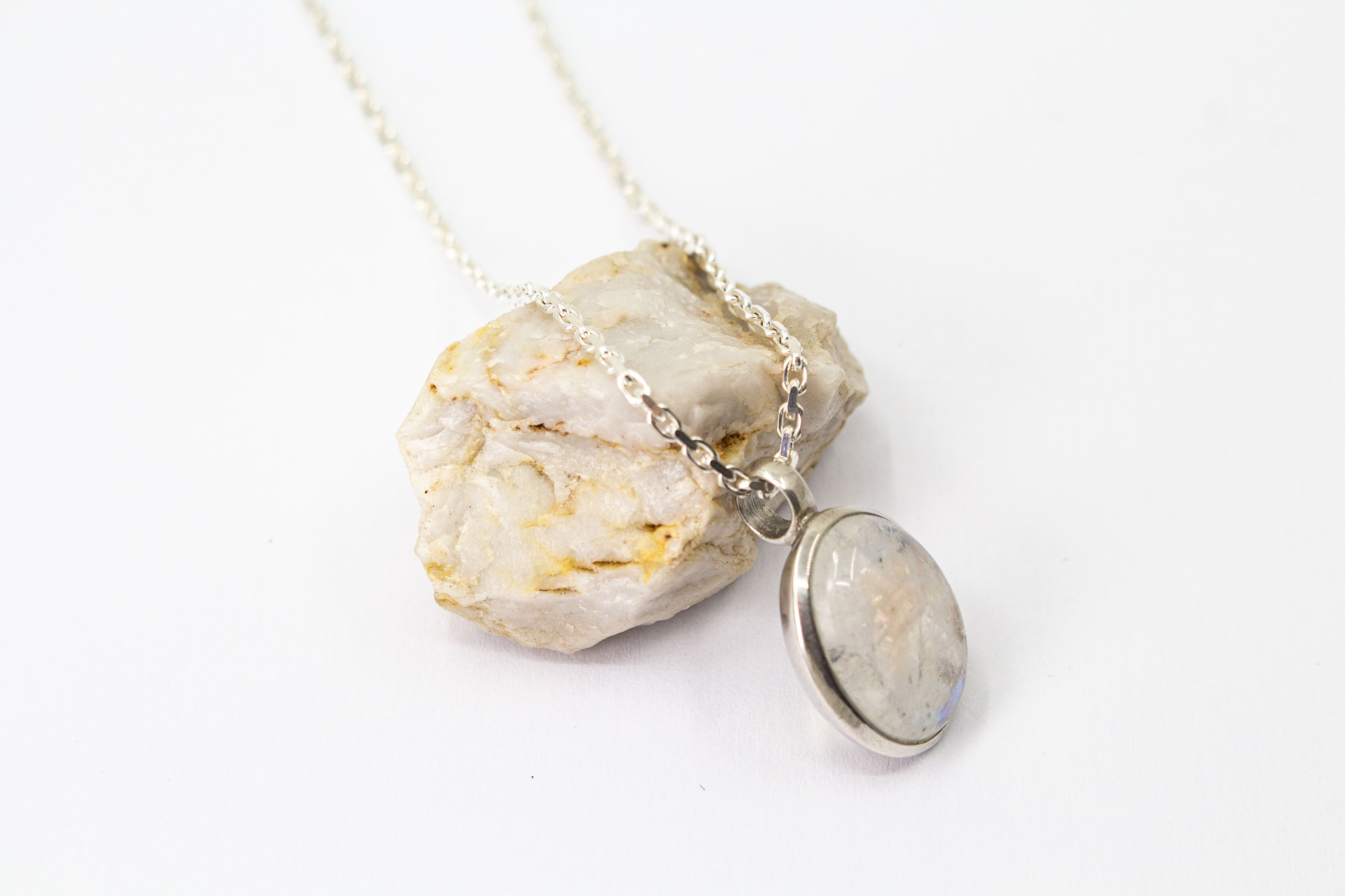 Silberkette „Aura“ – Mit blau schimmerndem Mondstein-Cabochon