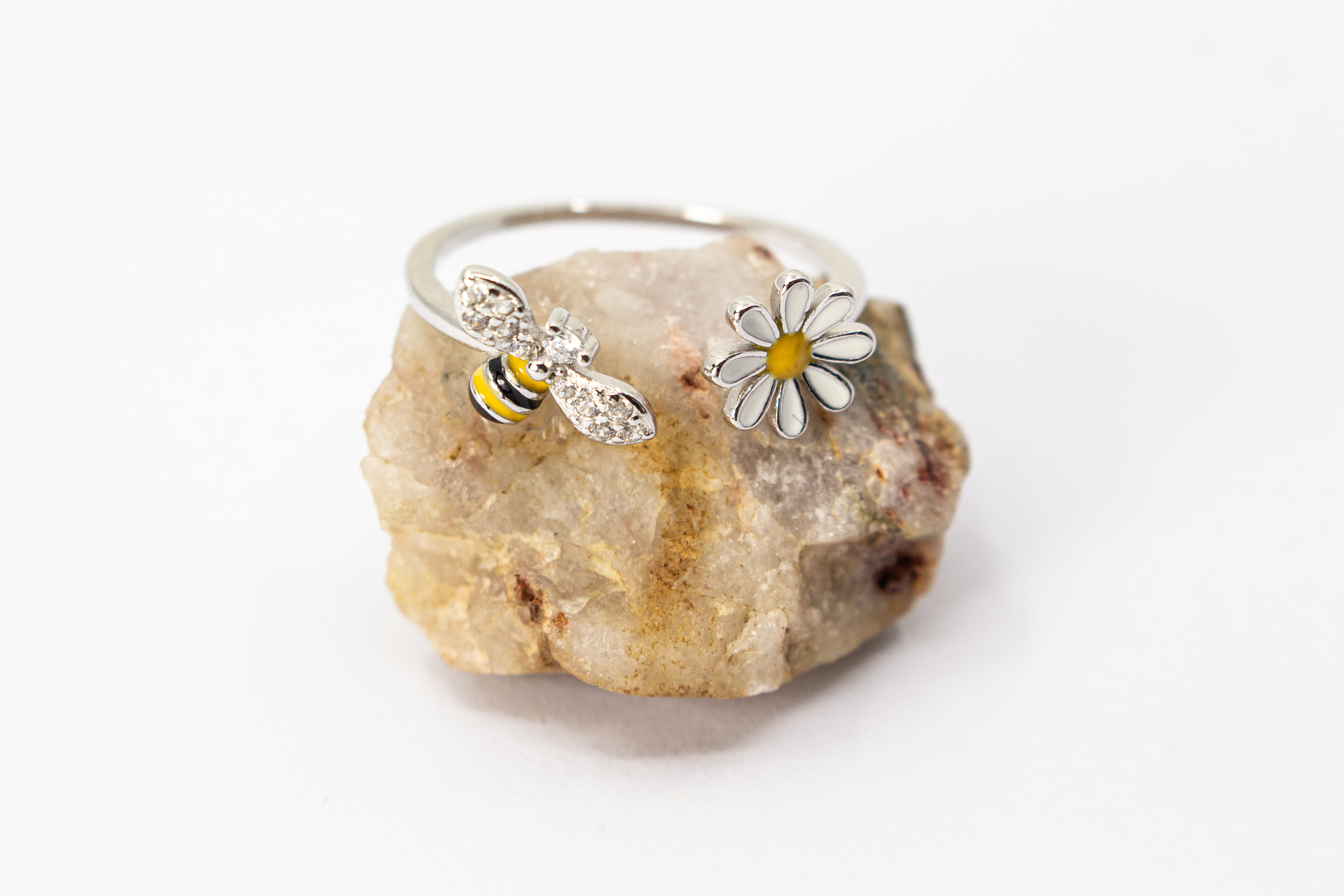 Offener Ring „Blütenbesuch“ aus rhodiniertem 925er Sterlingsilber mit Emaille-Blüte, funkelnder Biene und weißen Zirkonia.