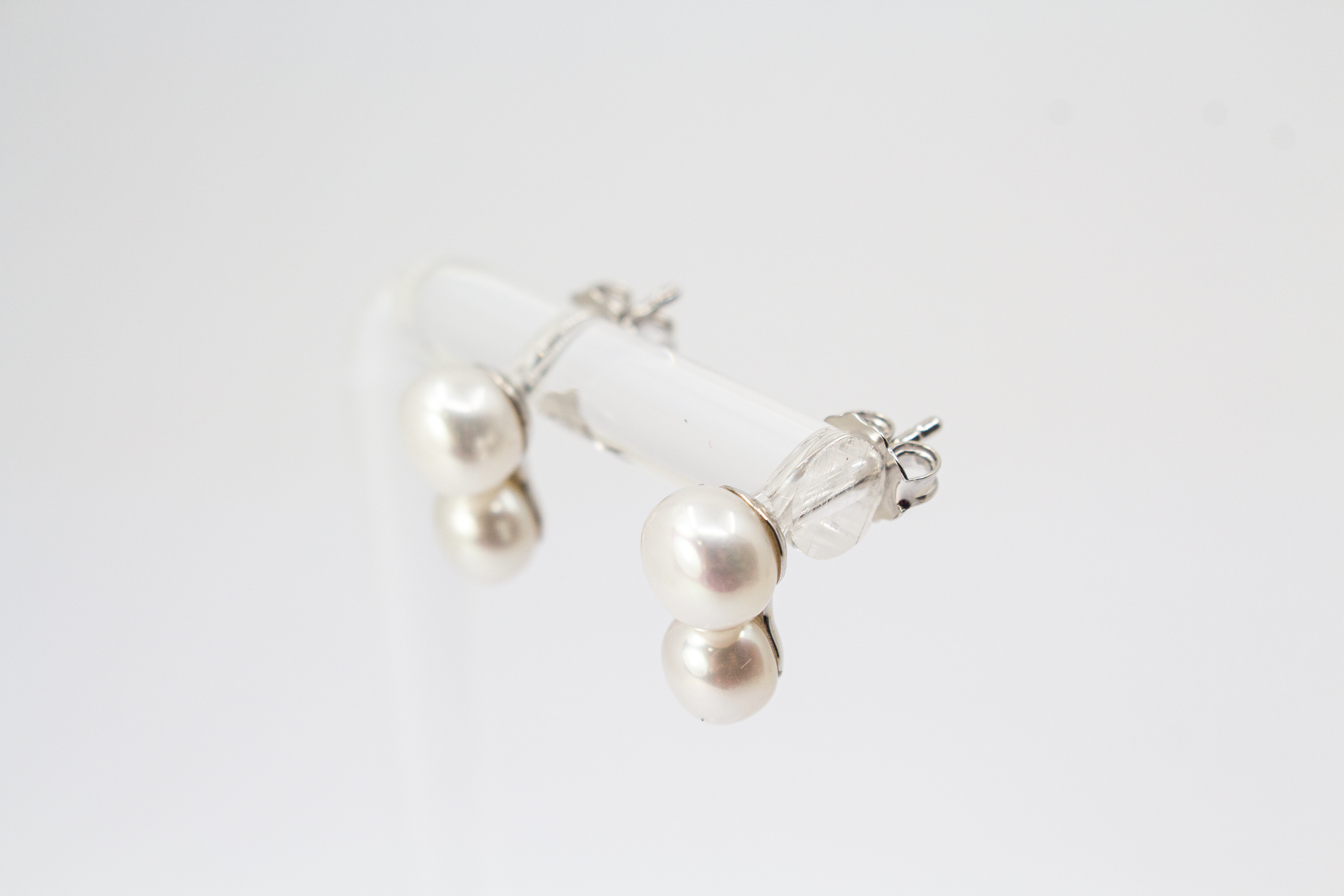 Moderne Doppel-Perlenohrstecker aus rhodiniertem 925er Sterlingsilber mit zwei echten weißen Süßwasserzuchtperlen untereinander