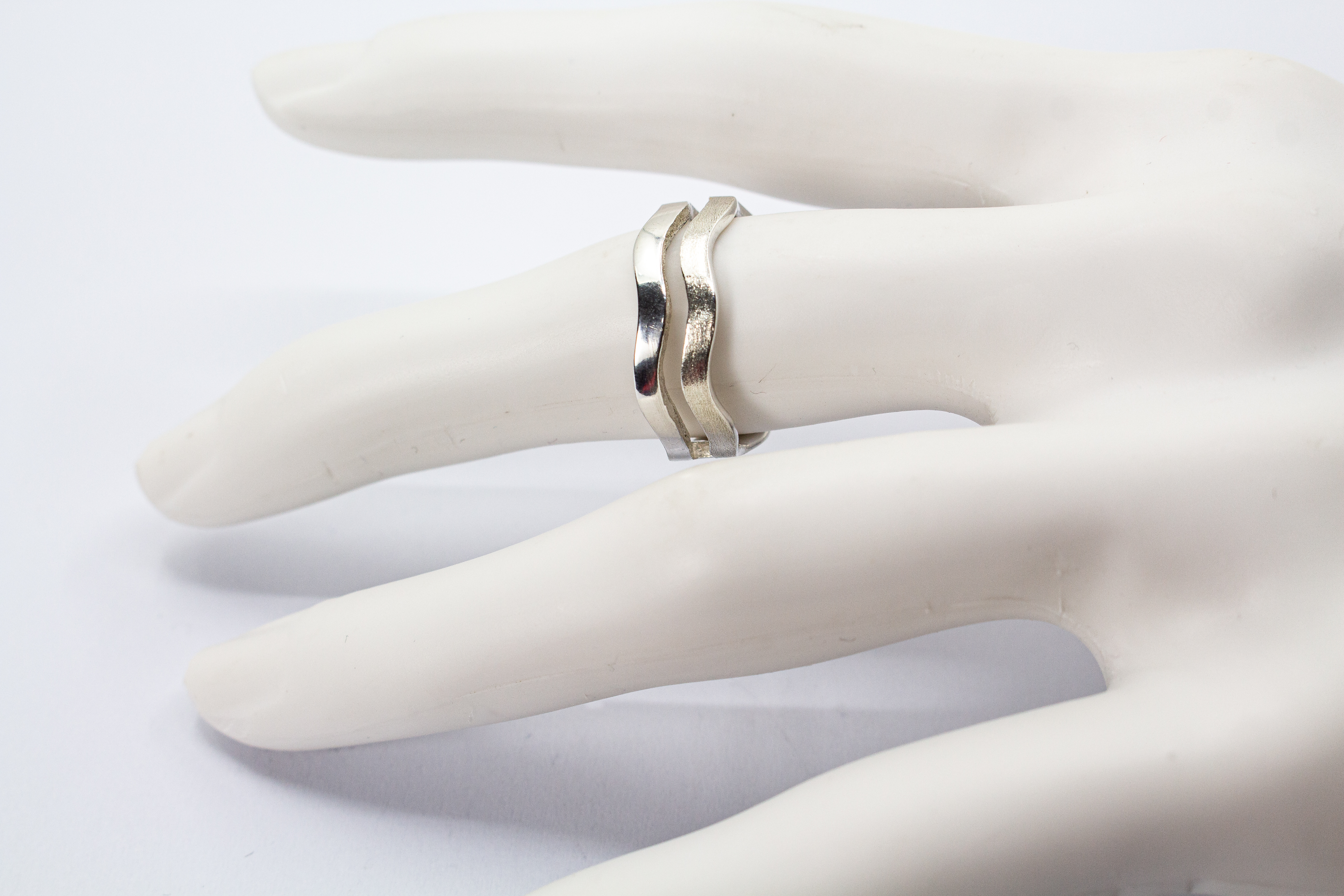 Ausgefallener Ring aus 925er Silber in zweireihiger Wellenoptik mit einer eismattierten Struktur-Schiene und einer glänzend polierten Schiene im Onlineshop von Goldschmiede Regina Kraus.