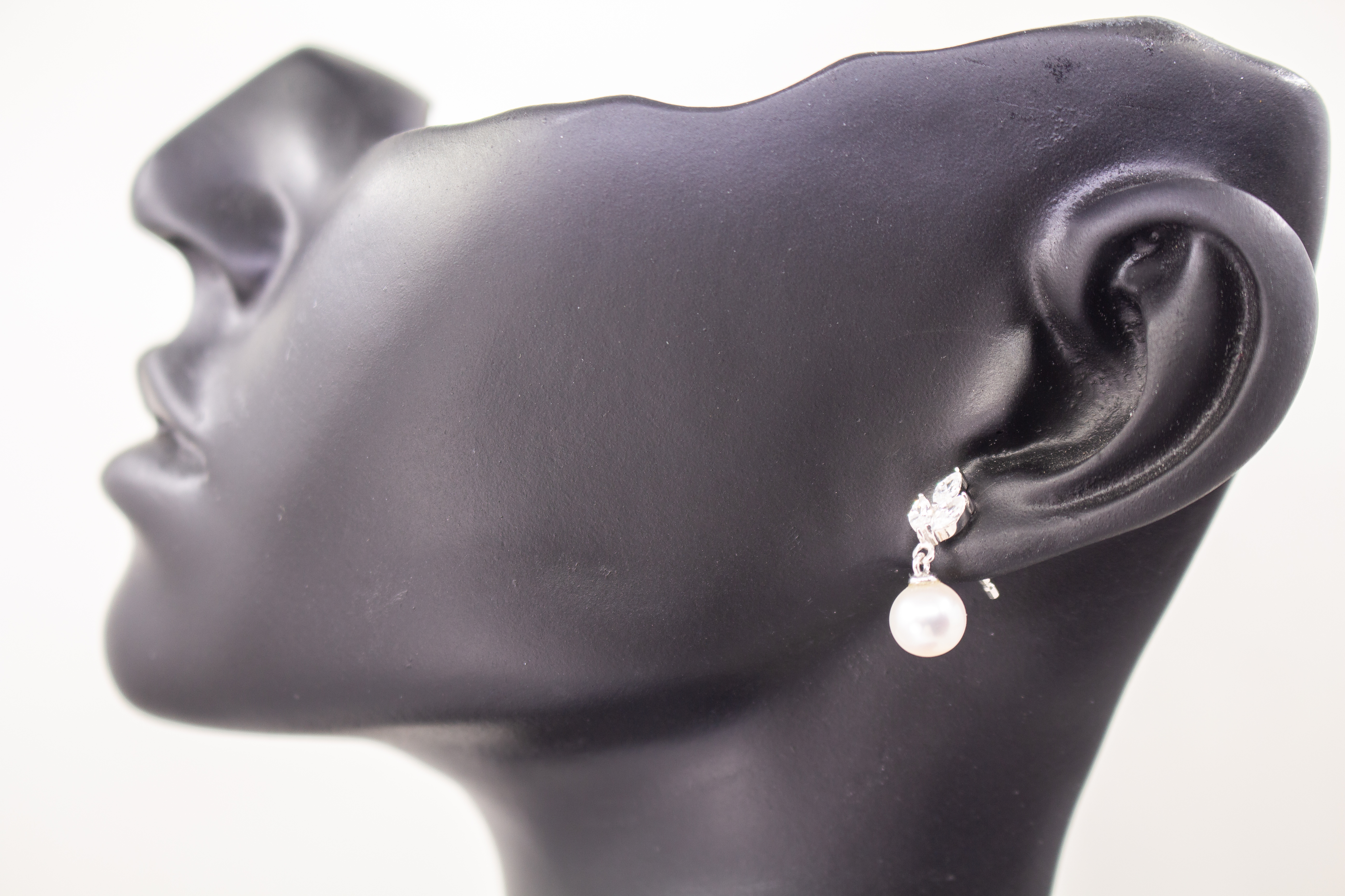 Paar elegante Braut-Ohrstecker „Knospe“ aus 925 Sterling Silber mit funkelnden Zirkonia-Steinen im Marquise-Schliff in Blätterform und frei beweglich angehängten, weißen Perlen