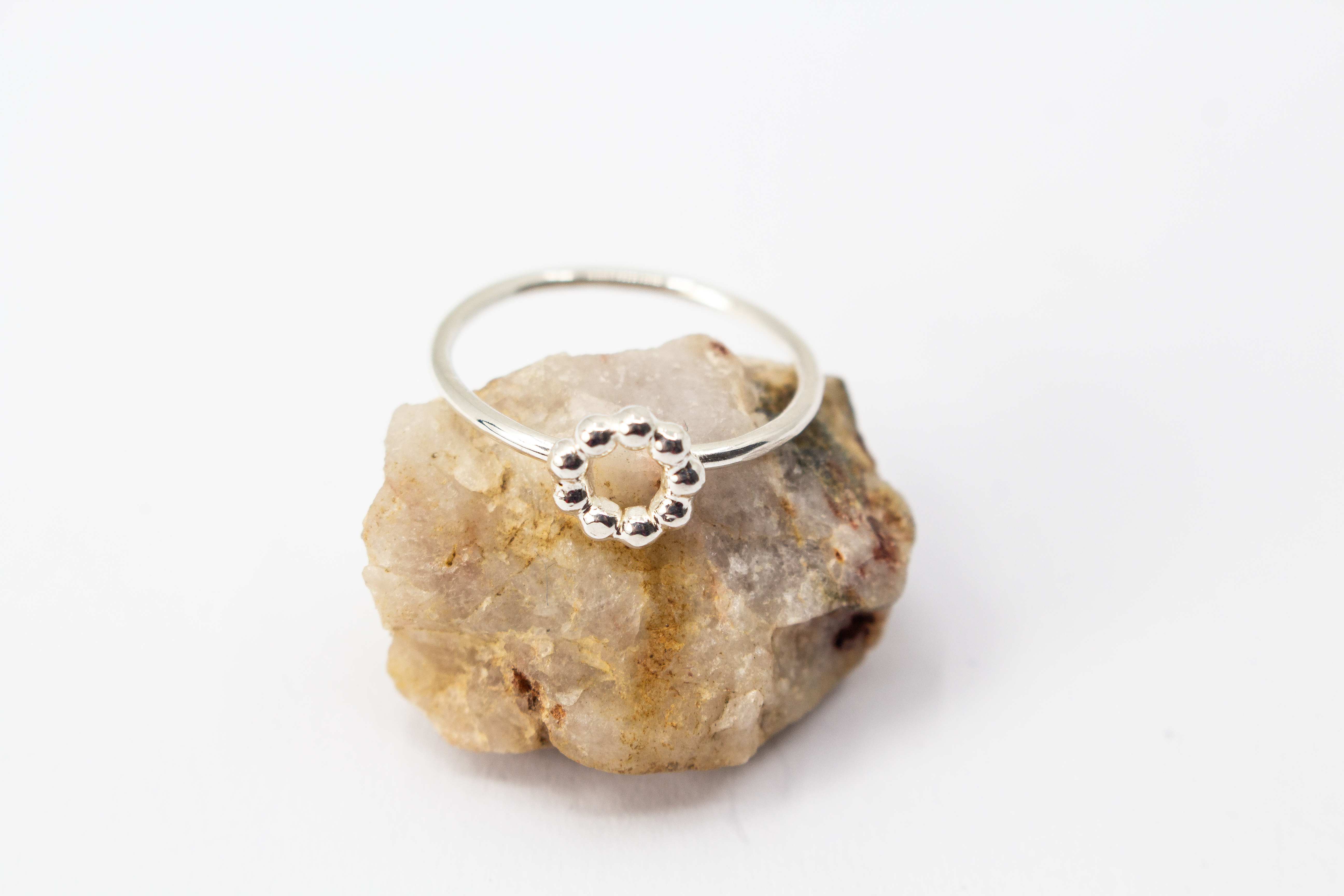 Zarter Silberring aus 925er Sterlingsilber mit einem dekorativen Kreis aus kleinen Silberperlen im Onlineshop von Goldschmiede Regina Kraus.