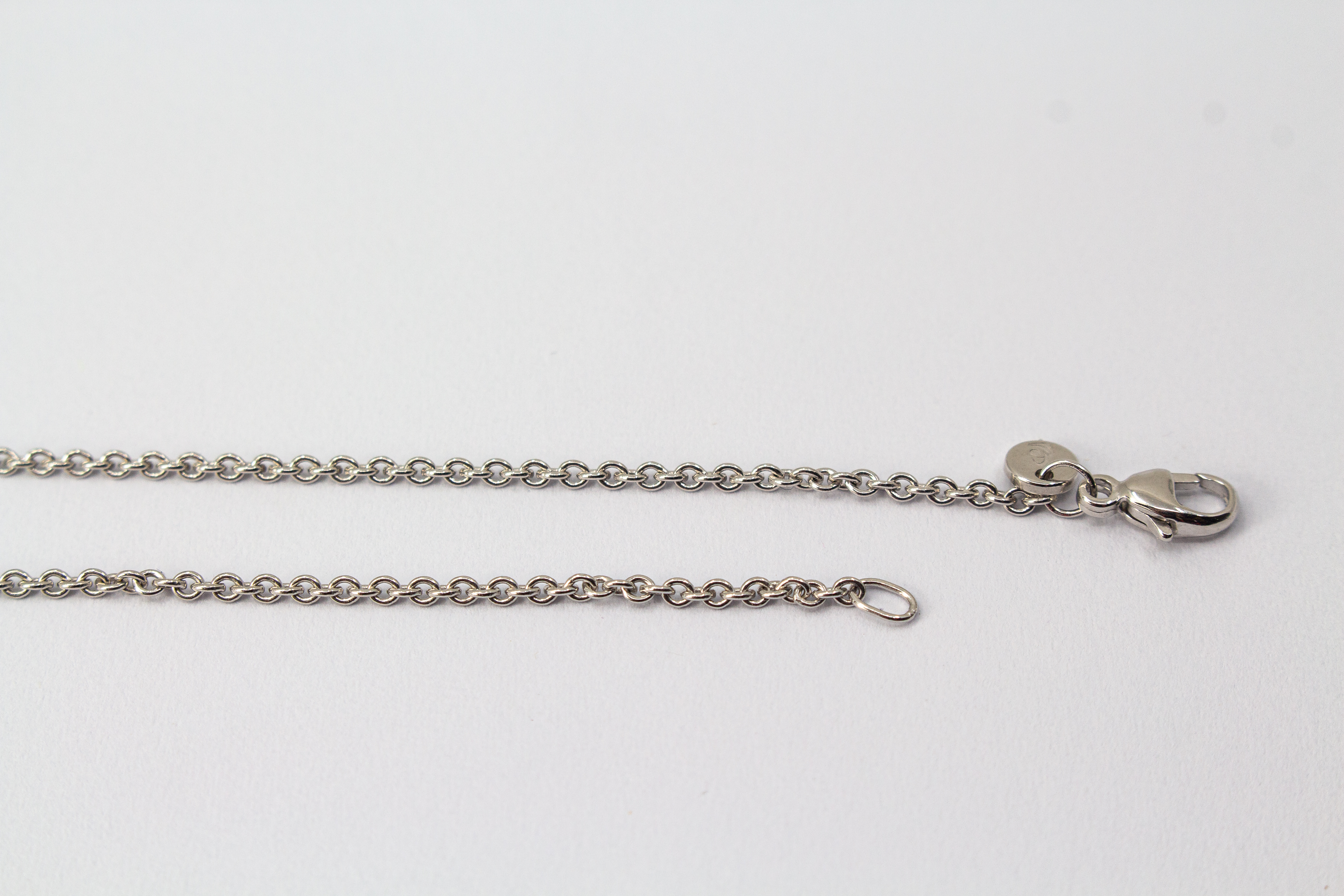 Hochwertiges Collier aus rhodiniertem 925er Sterlingsilber mit drei hängenden Süßwasserzuchtperlen und funkelnden Zirkonia-Zwischenelementen, Schmuckdesign von Regina Kraus