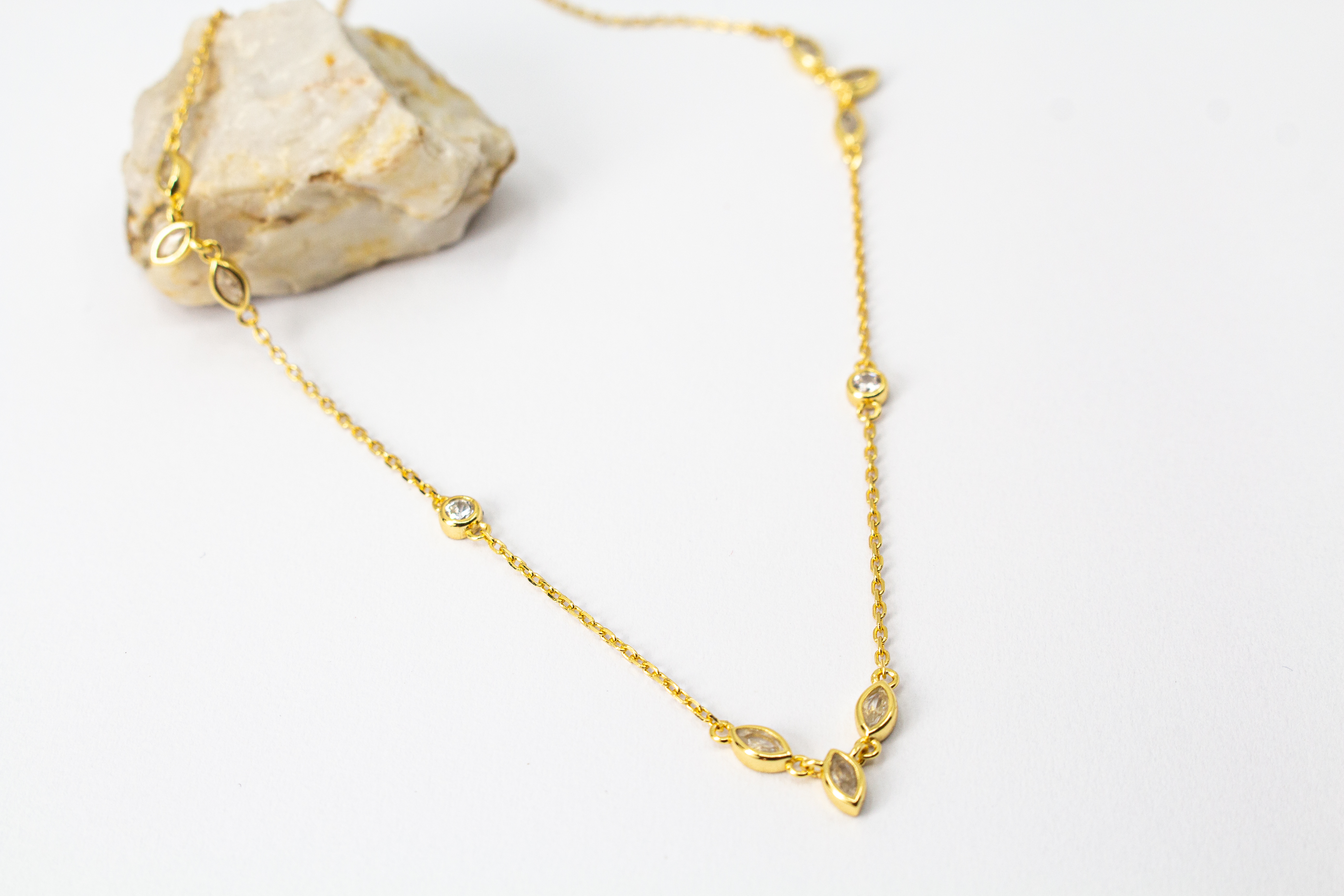 Filigrane Damen-Halskette aus 18 Karat vergoldetem 925er Sterling Silber mit mehreren in die Kette integrierten, funkelnden Zirkonia-Steinen im edlen Marquise-Schliff – handwerklicher Echtschmuck von der Goldschmiede Regina Kraus.