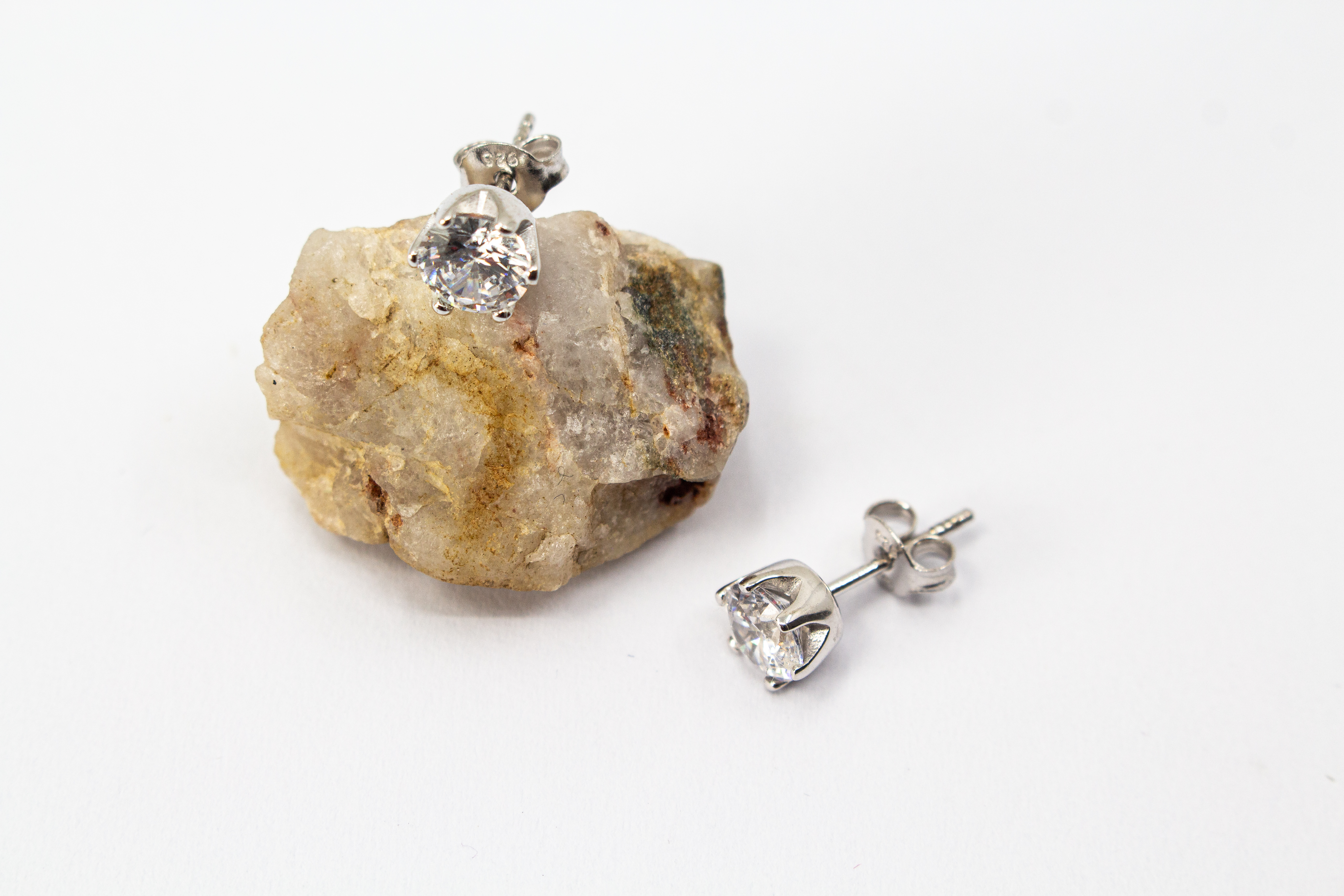 Klassische Solitär-Ohrstecker aus rhodiniertem 925er Silber mit einem großen Zirkoniastein in einer edlen Sechser-Krappenfassung im Onlineshop von Goldschmiede Regina Kraus.