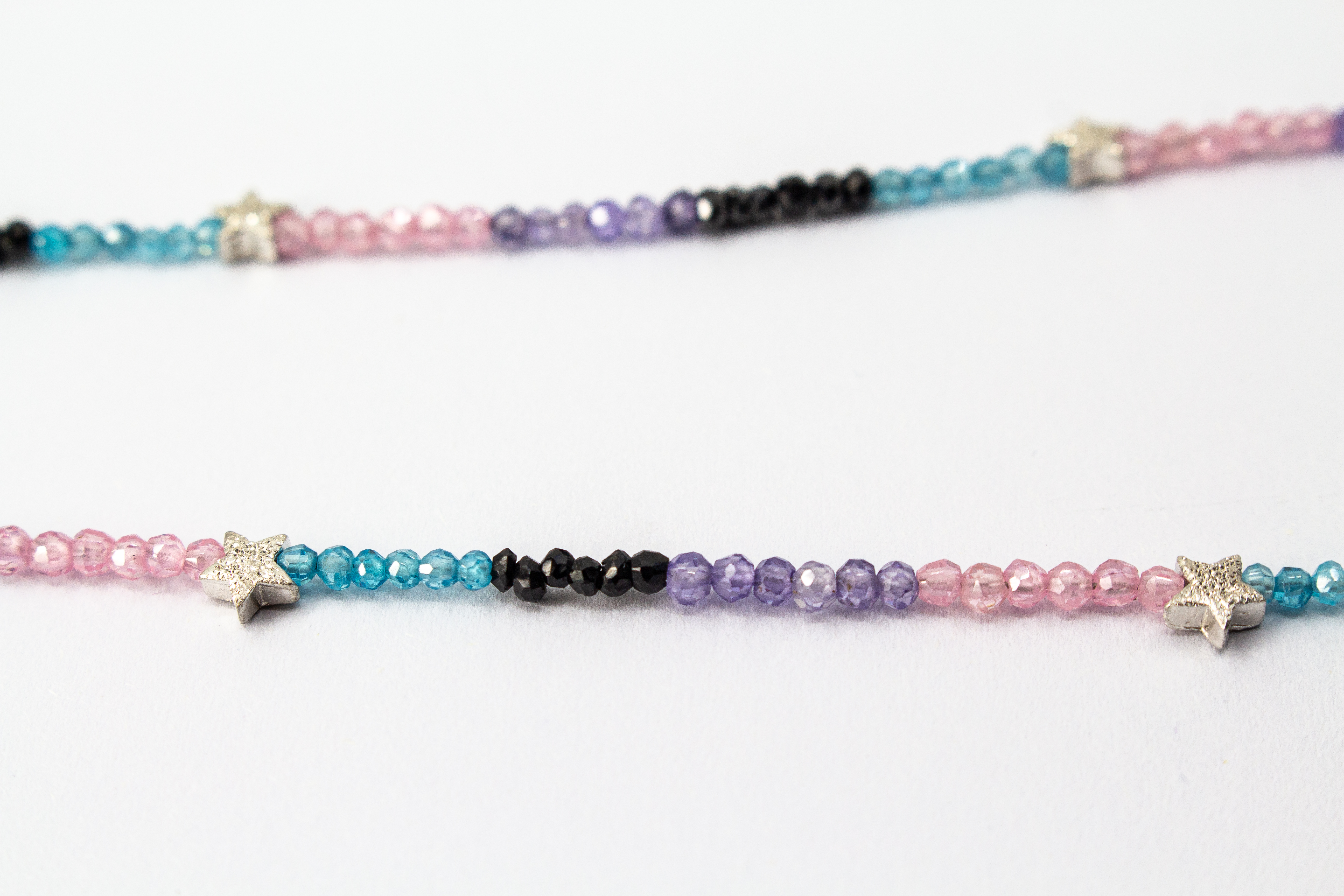Filigrane, bunte Edelsteinkette aus facettierten, kleinen Perlen in Schwarz, Rosa, Blau und Violett mit kleinen Stern-Elementen aus 925 Sterling Silber von Goldschmiede Regina Kraus