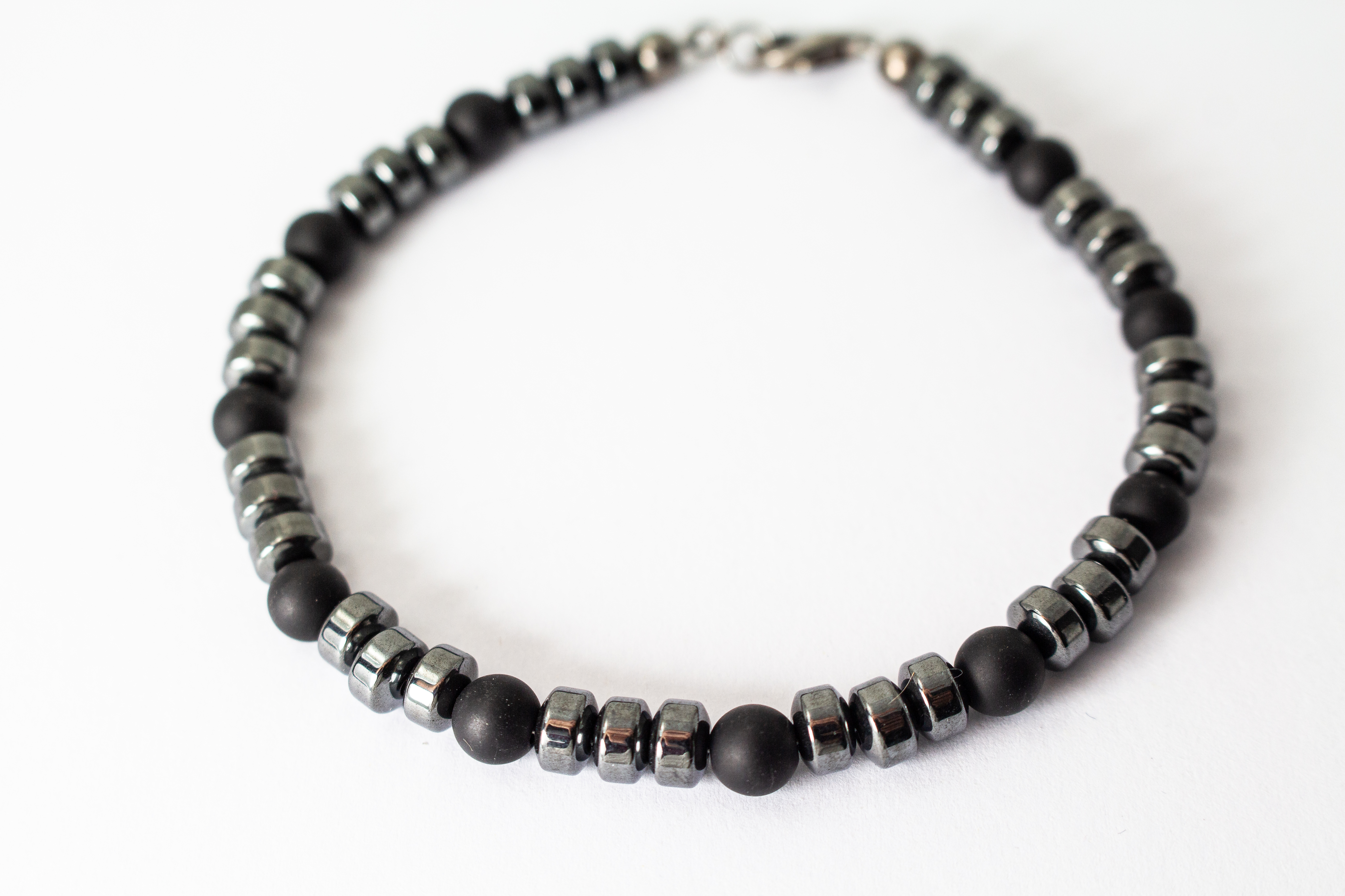 Herrenarmband aus Onyx und Hämatit mit schwarzen Natursteinperlen und silberfarbenen Hämatit-Elementen, handgefertigter Herrenschmuck