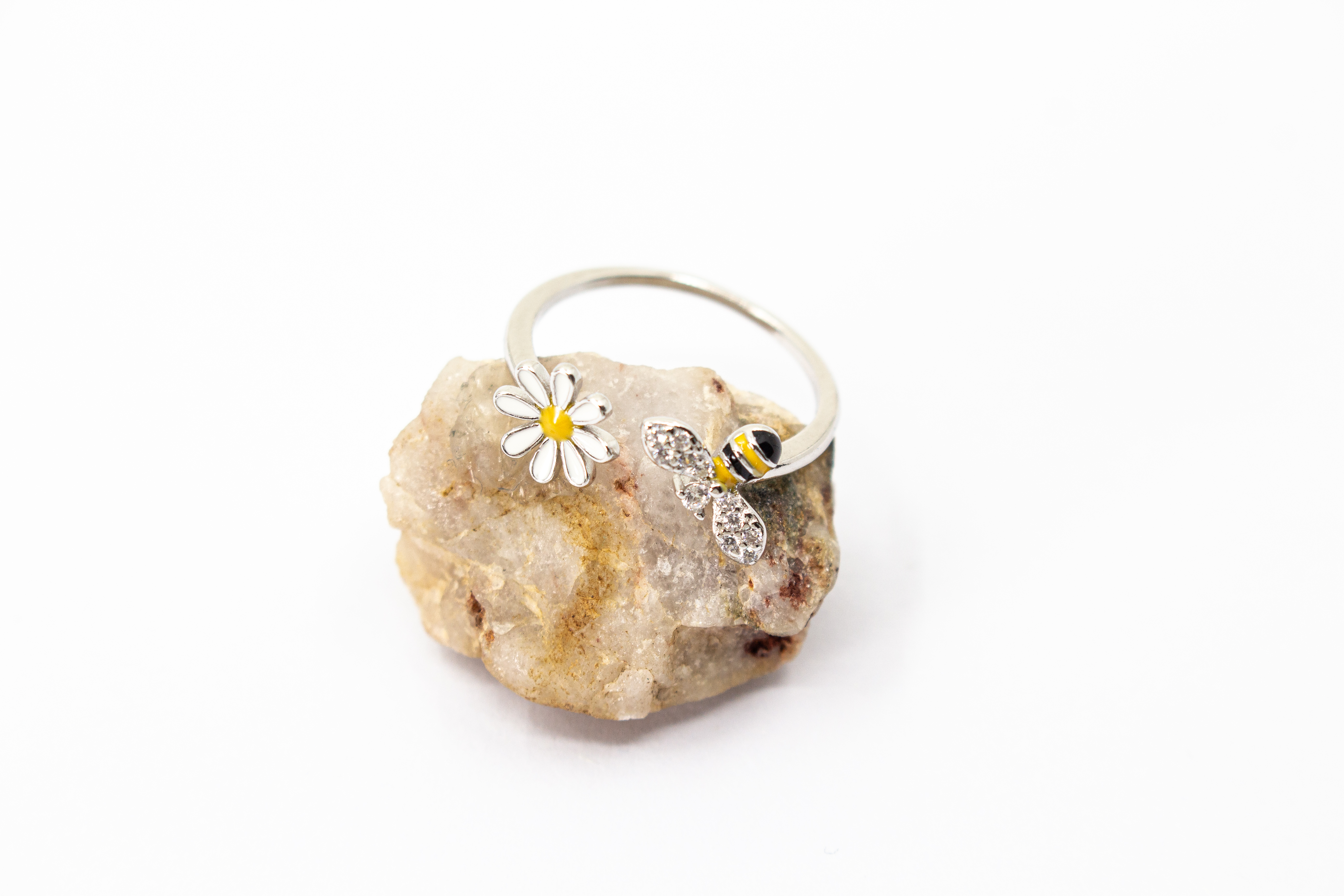 Offener Ring „Blütenbesuch“ aus rhodiniertem 925er Sterlingsilber mit Emaille-Blüte, funkelnder Biene und weißen Zirkonia.