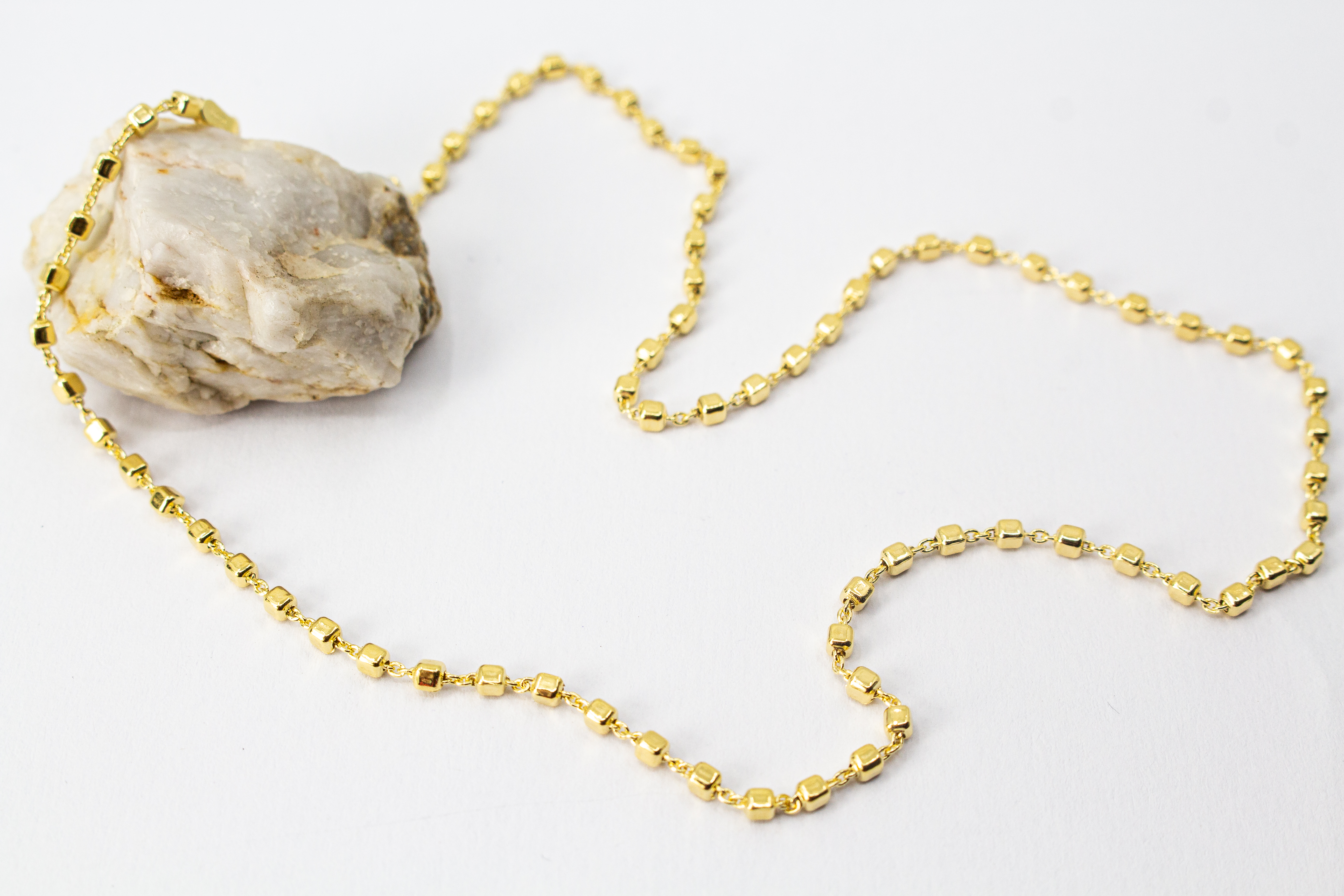 „Moderne Würfel-Halskette von der Goldschmiede Regina Kraus aus 20 Mikron vergoldetem 925er Sterlingsilber, Kategorie Ketten und Colliers.