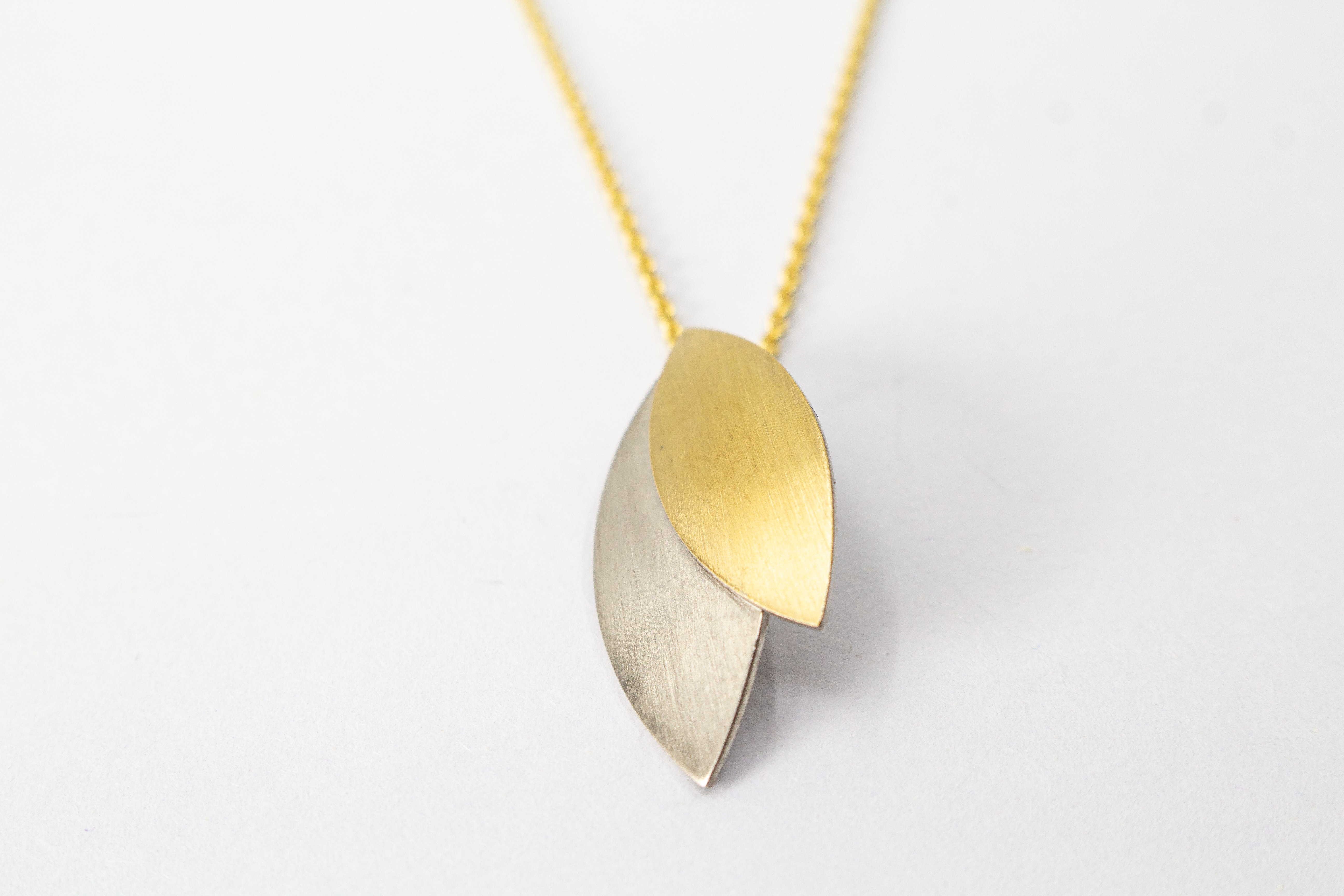 Kette „Blattgold“ aus 925er Sterlingsilber mit Feingoldbelötung und zweifarbigem Anhänger in filigraner Blattform.