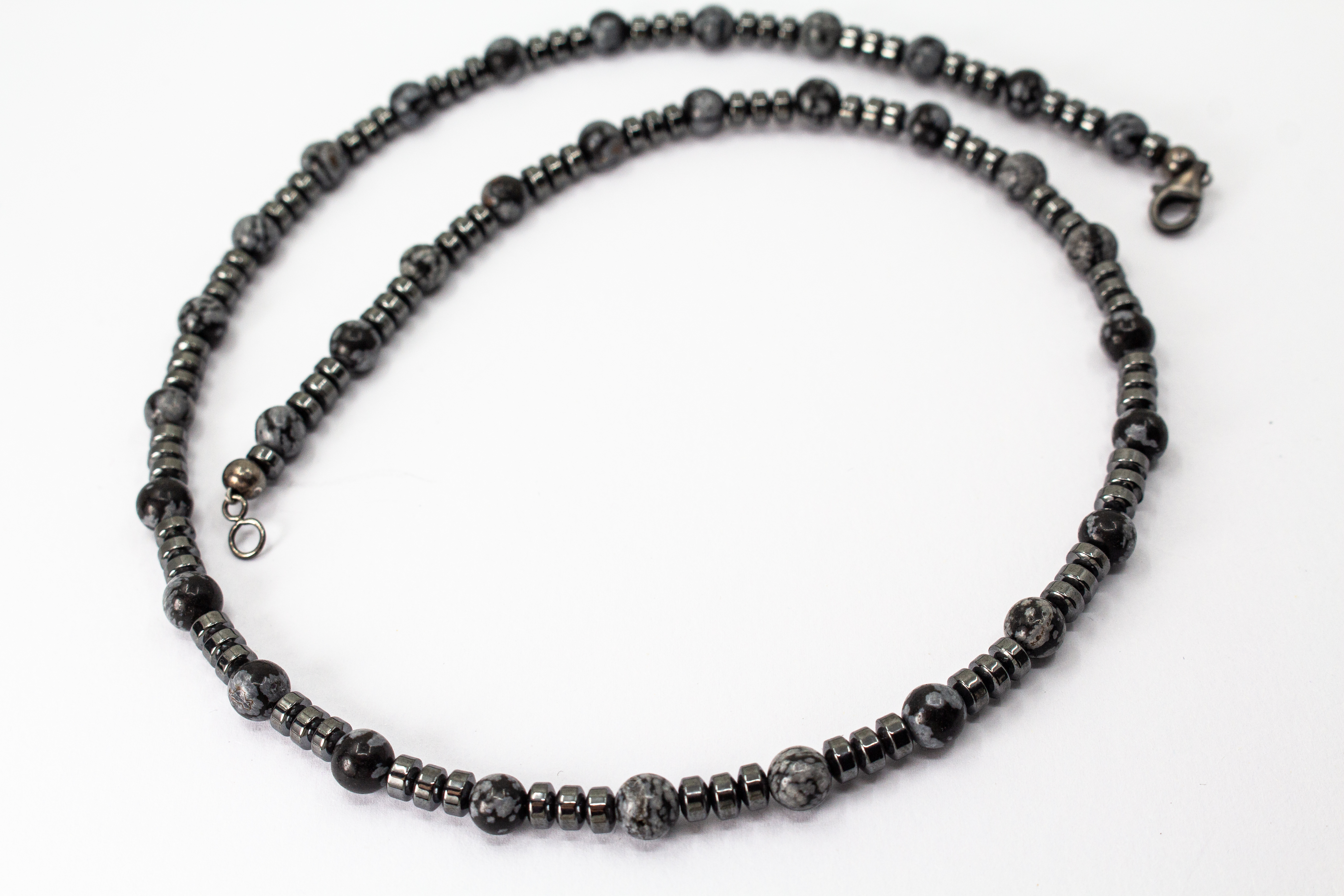 Herrenkette „Eisglut“ aus Schneeflockenobsidian und Hämatit mit Verschluss aus 925 Silber in markantem, maskulinem Design.