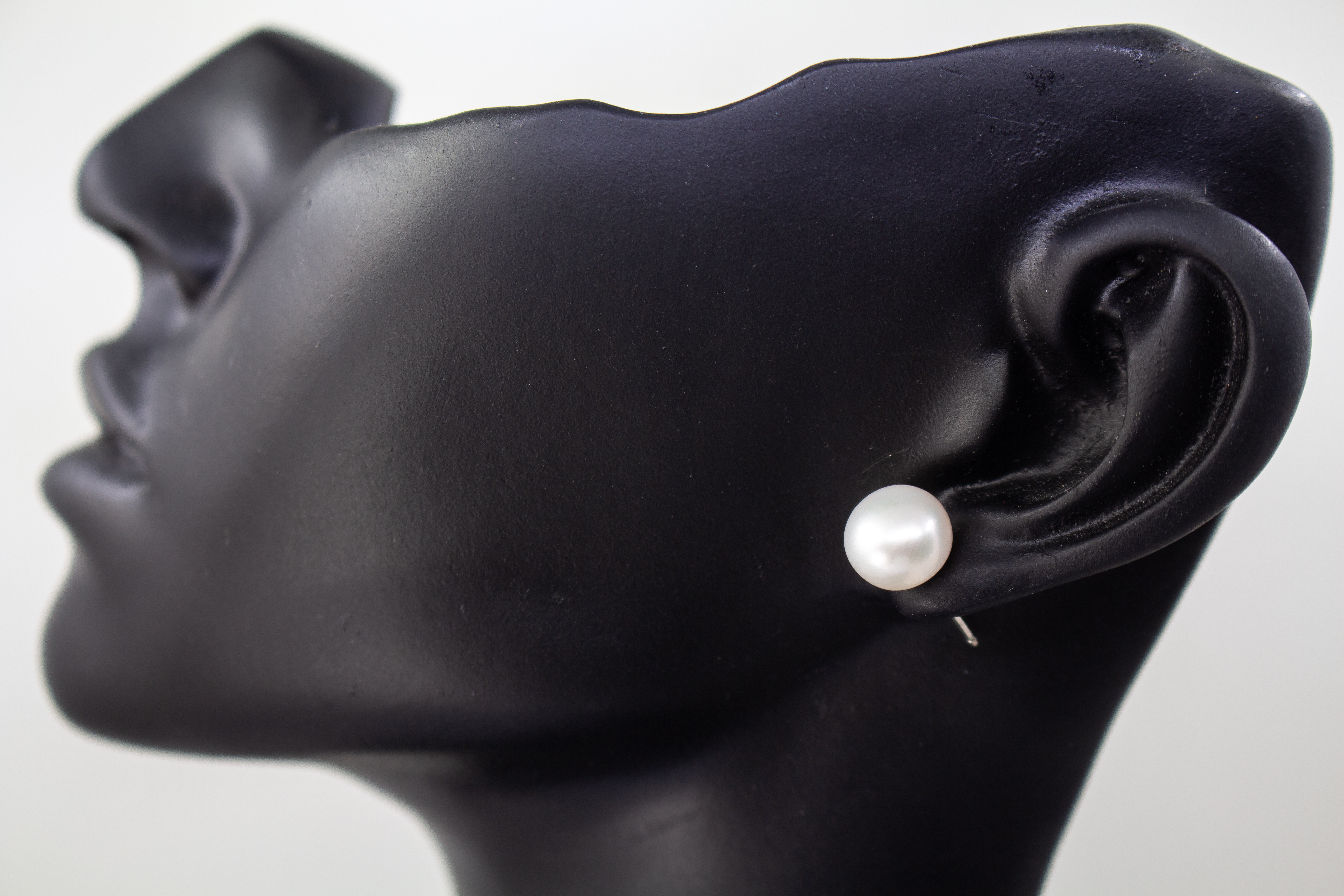 Elegante Ohrstecker „Mondperle“ aus 925er Sterlingsilber mit schimmernden weißen Süßwasserzuchtperlen im zeitlosen Design.