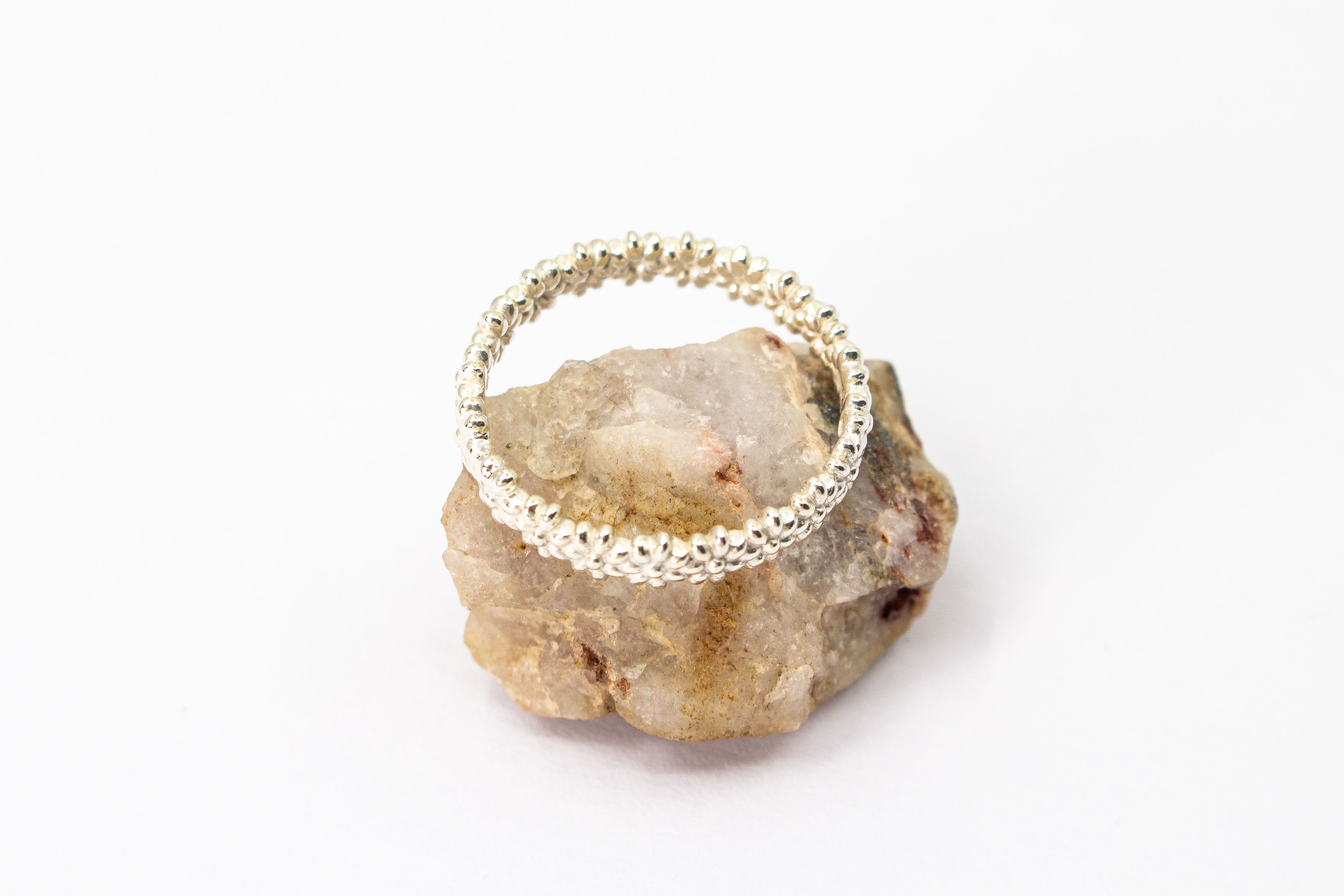 Schmaler, filigraner Ring aus 925 Sterling Silber mit einem rundherum verlaufenden, detaillierten Blütenmuster von der Goldschmiede Regina Kraus
