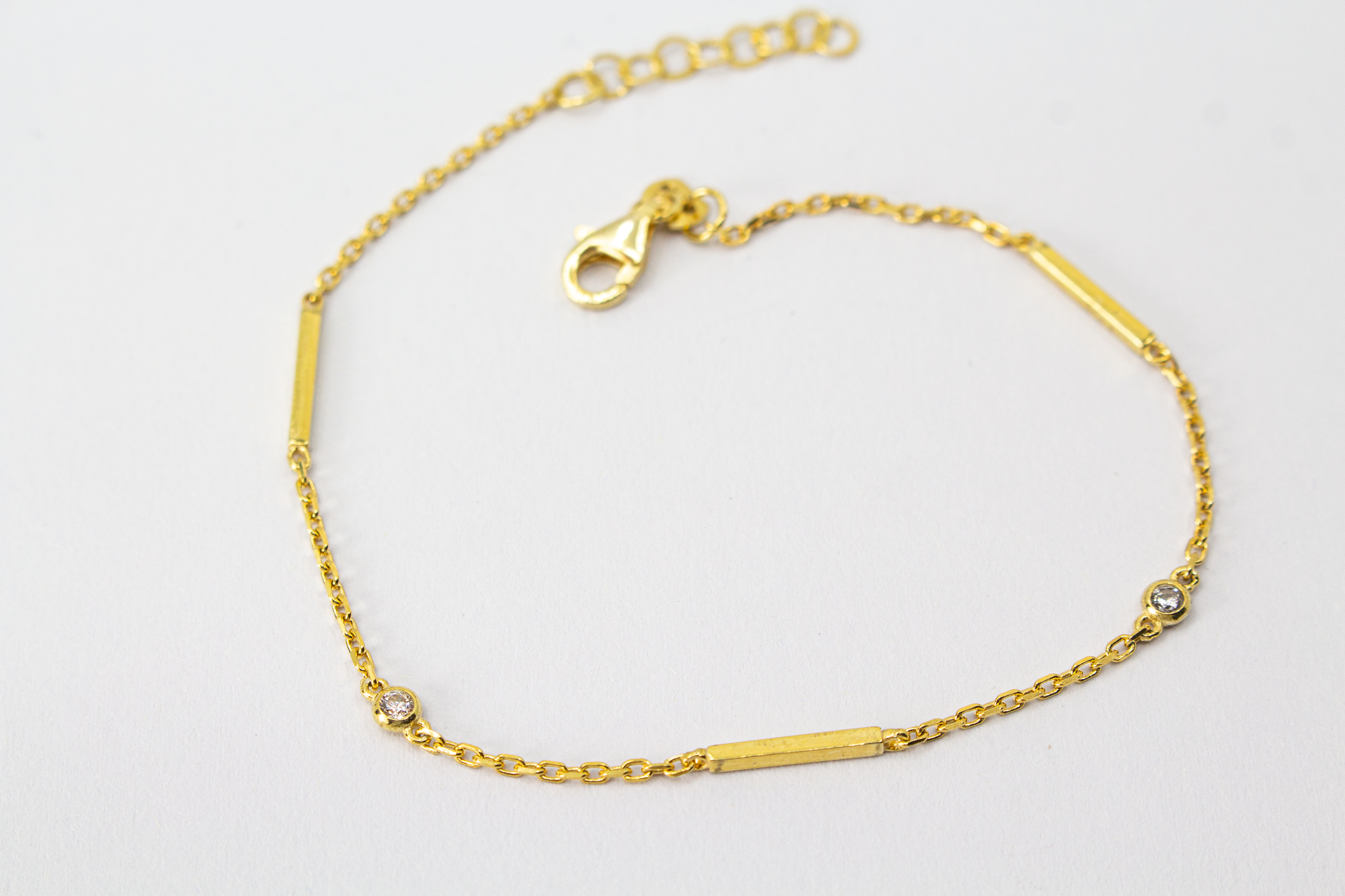 Filigranes, vergoldetes Damen-Armkettchen aus 925 Sterling Silber mit kleinen, rund gefassten Zirkonia-Steinen und glatten, minimalistischen Stäbchen-Elementen