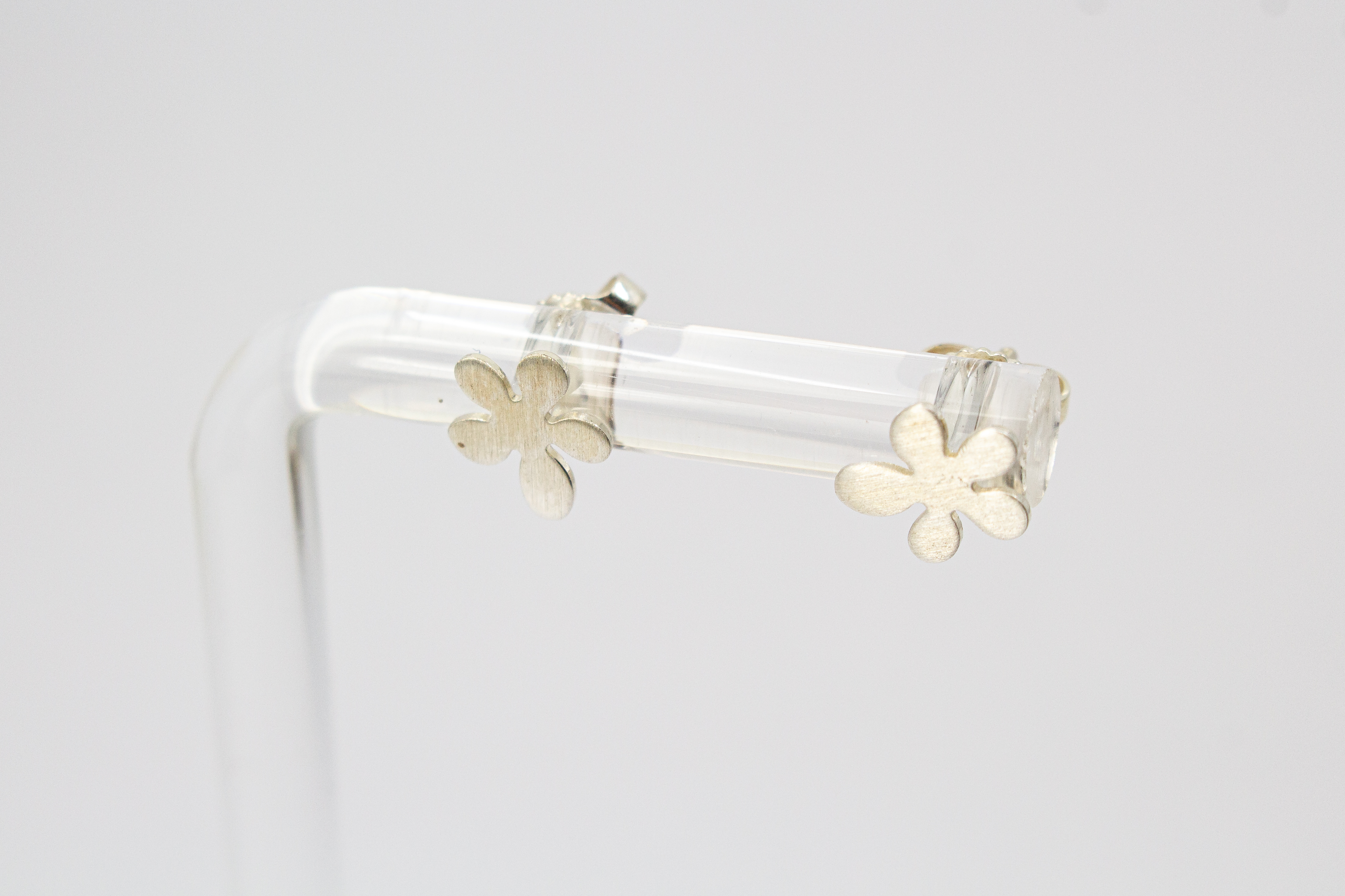 Matte Ohrstecker Catalina aus 925er Sterlingsilber von der Goldschmiede Regina Kraus in Form einer zarten Blume
