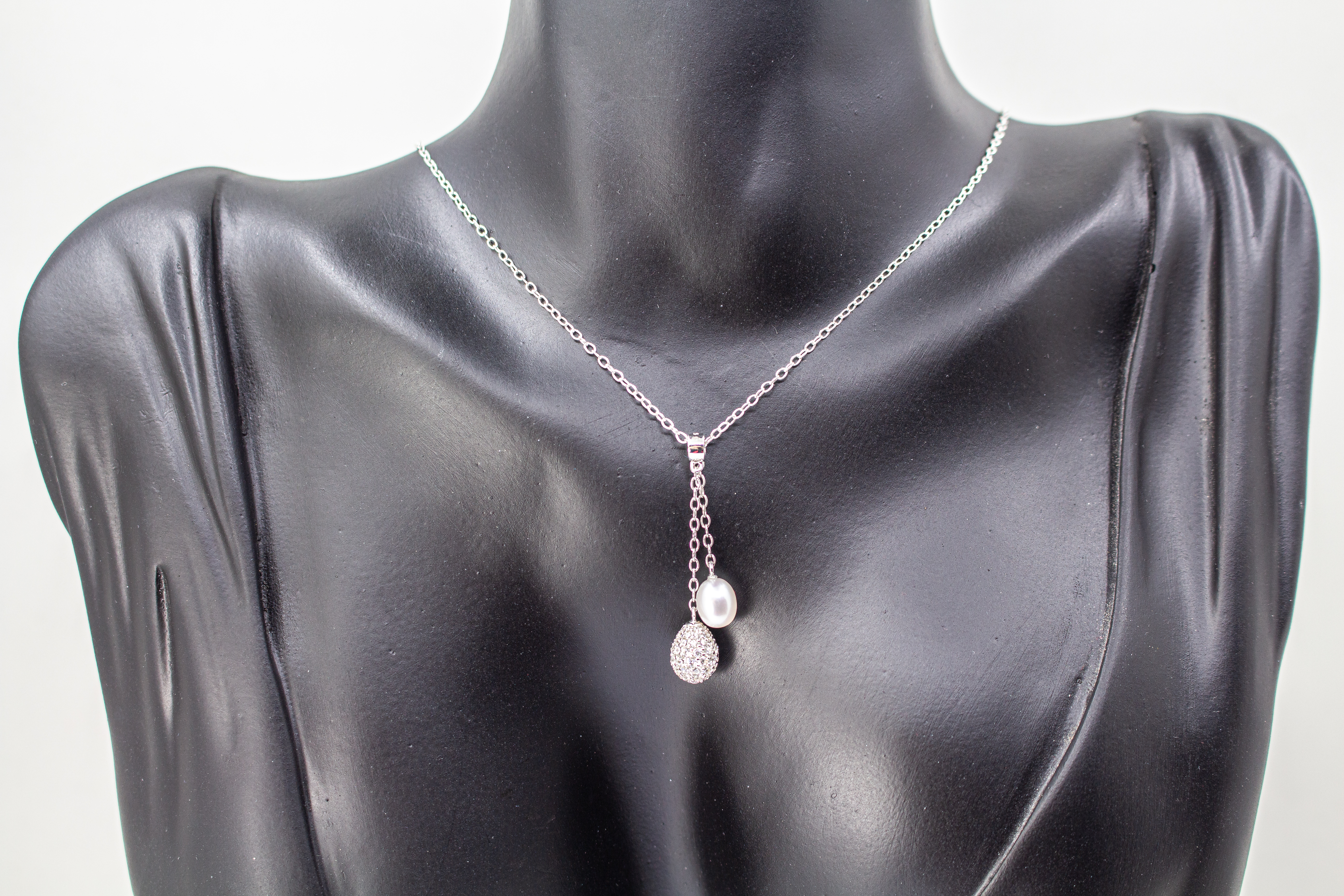 Kette aus rhodiniertem 925er Sterlingsilber mit einer weißen Süßwasserzuchtperle und einem funkelnden Zirkonia-Tropfen
