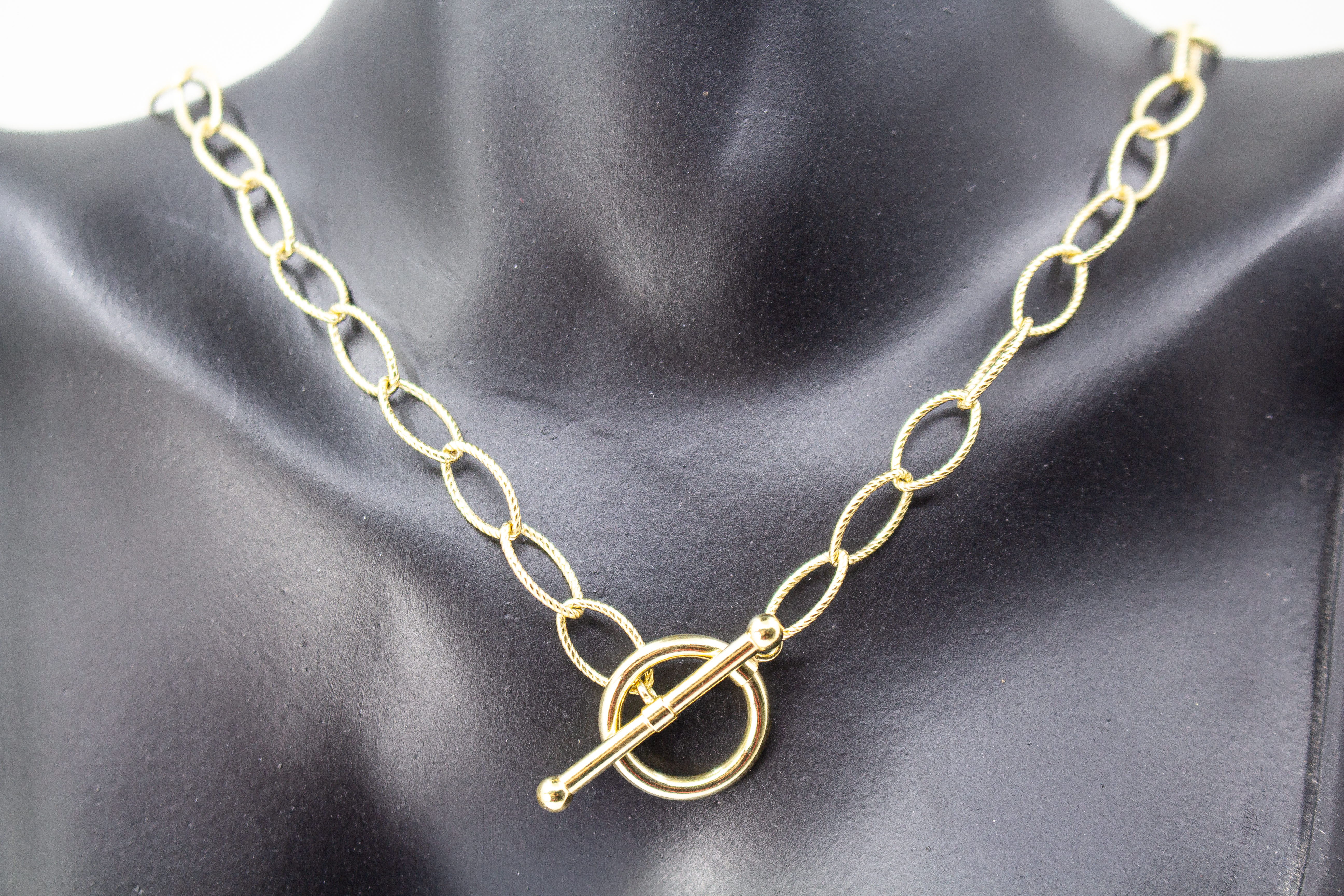 Vergoldete Gliederkette aus 925er Sterlingsilber (20 Mikron) mit markantem T-Verschluss (Knebelverschluss), handgefertigt von Goldschmiede Regina Kraus.