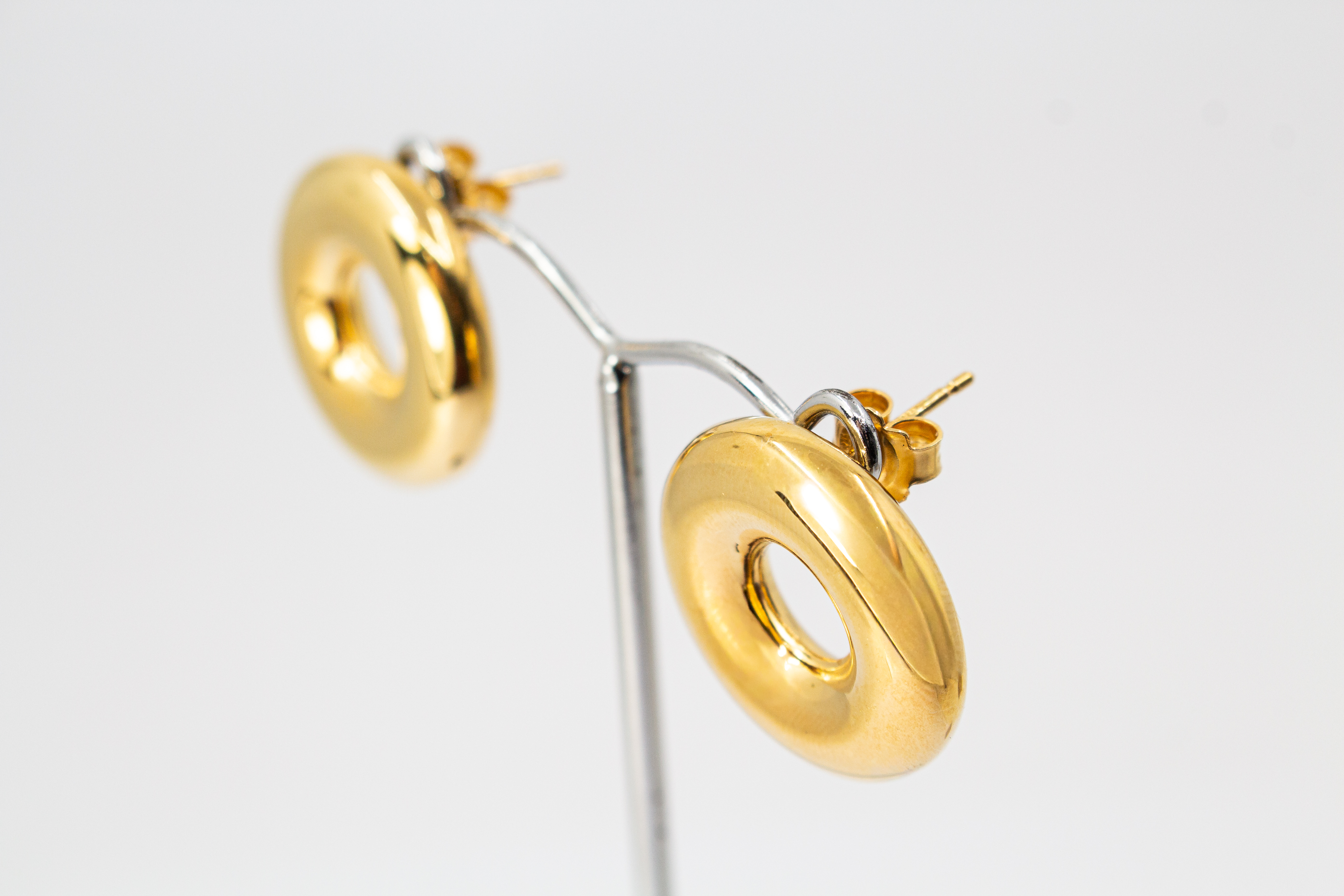 Moderne, runde Statement-Ohrstecker „Moon“ von Diva Gioielli aus glänzend vergoldetem 925er Silber