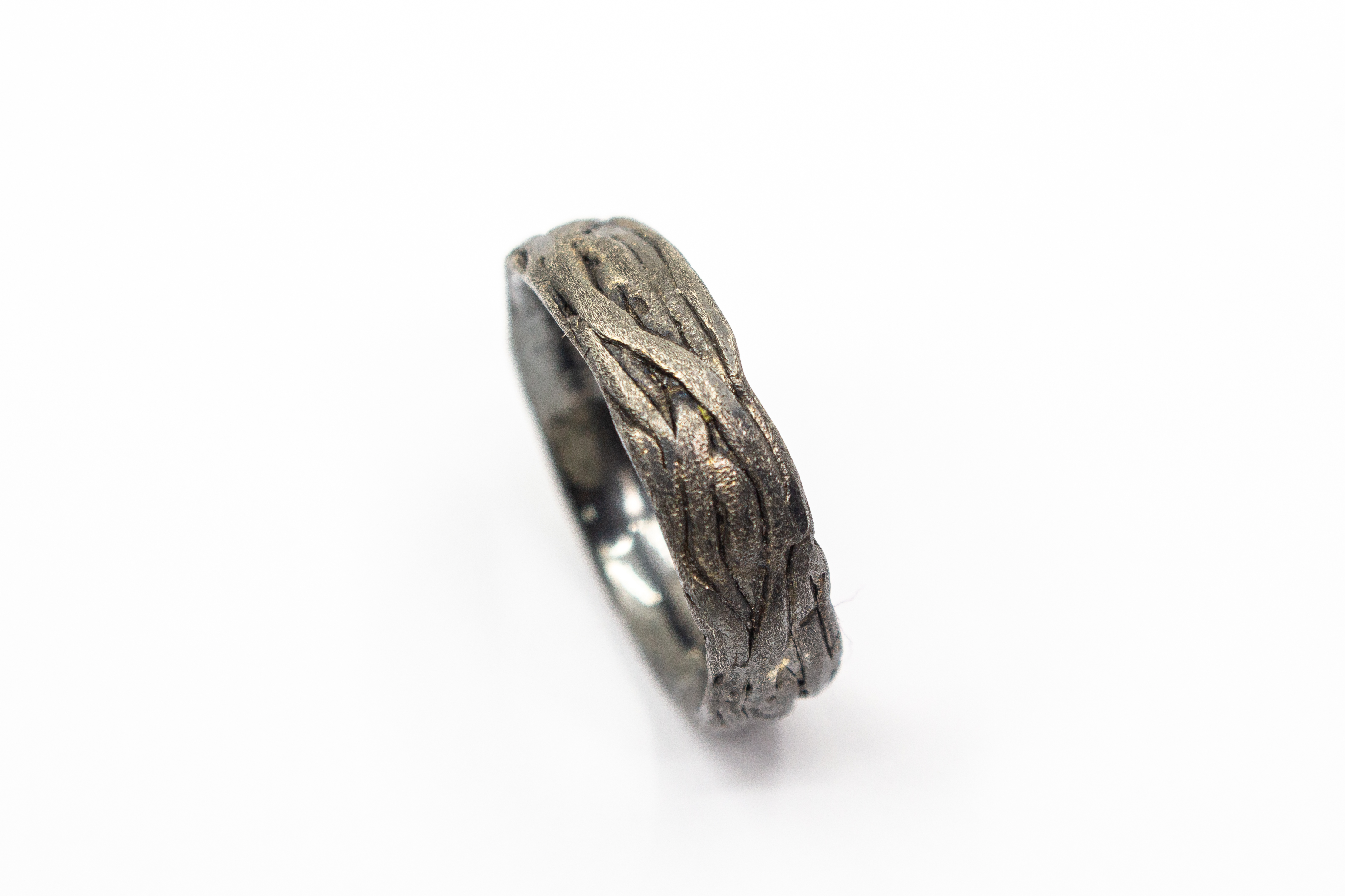 Markanter, strukturierter Bandring aus dunkel geschwärztem und oxidiertem 925 Sterlingsilber mit einer organisch geflochtenen Oberfläche im Ast- oder Rinden-Design aus dem Online-Shop der Goldschmiede Regina Kraus.