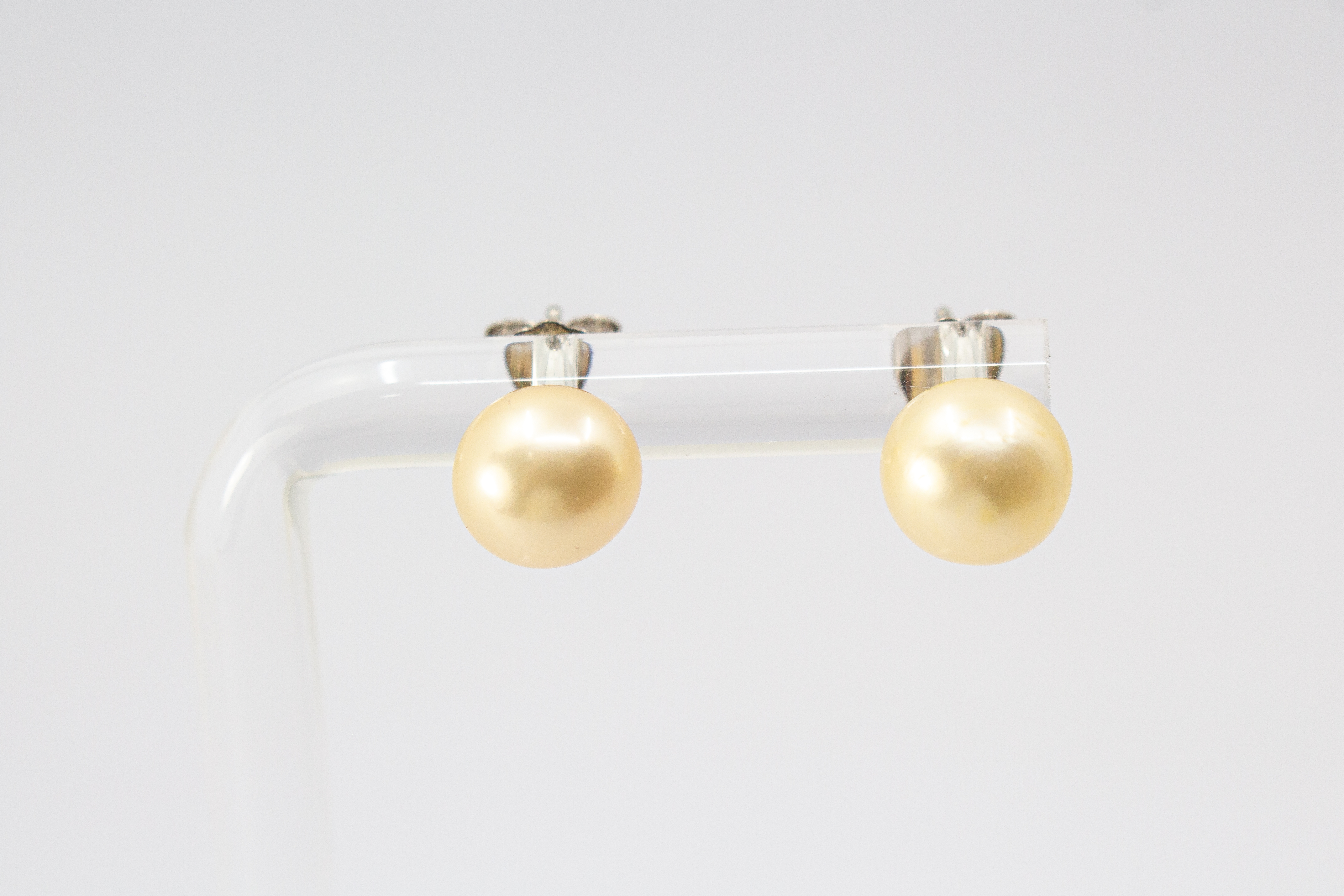 Elegante Ohrstecker „Champagnerperle“ aus 925er Sterlingsilber mit hellgelben Süßwasserzuchtperlen und feinem champagnerfarbenem Schimmer.
