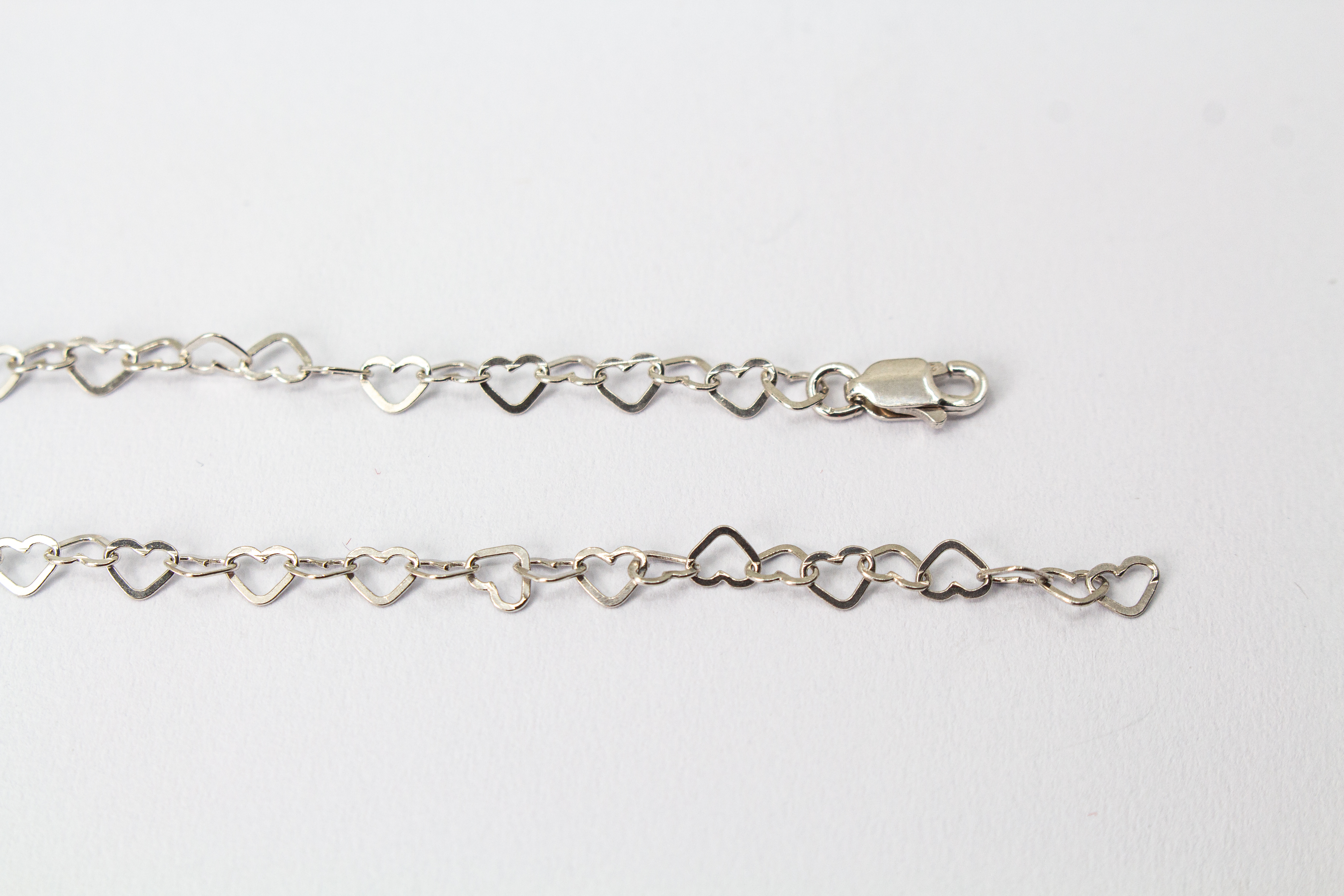 Zarte Gliederkette der Goldschmiede Regina Kraus aus 925er Sterlingsilber, bestehend aus einer Kette kleiner, aneinandergereihter Herzformen