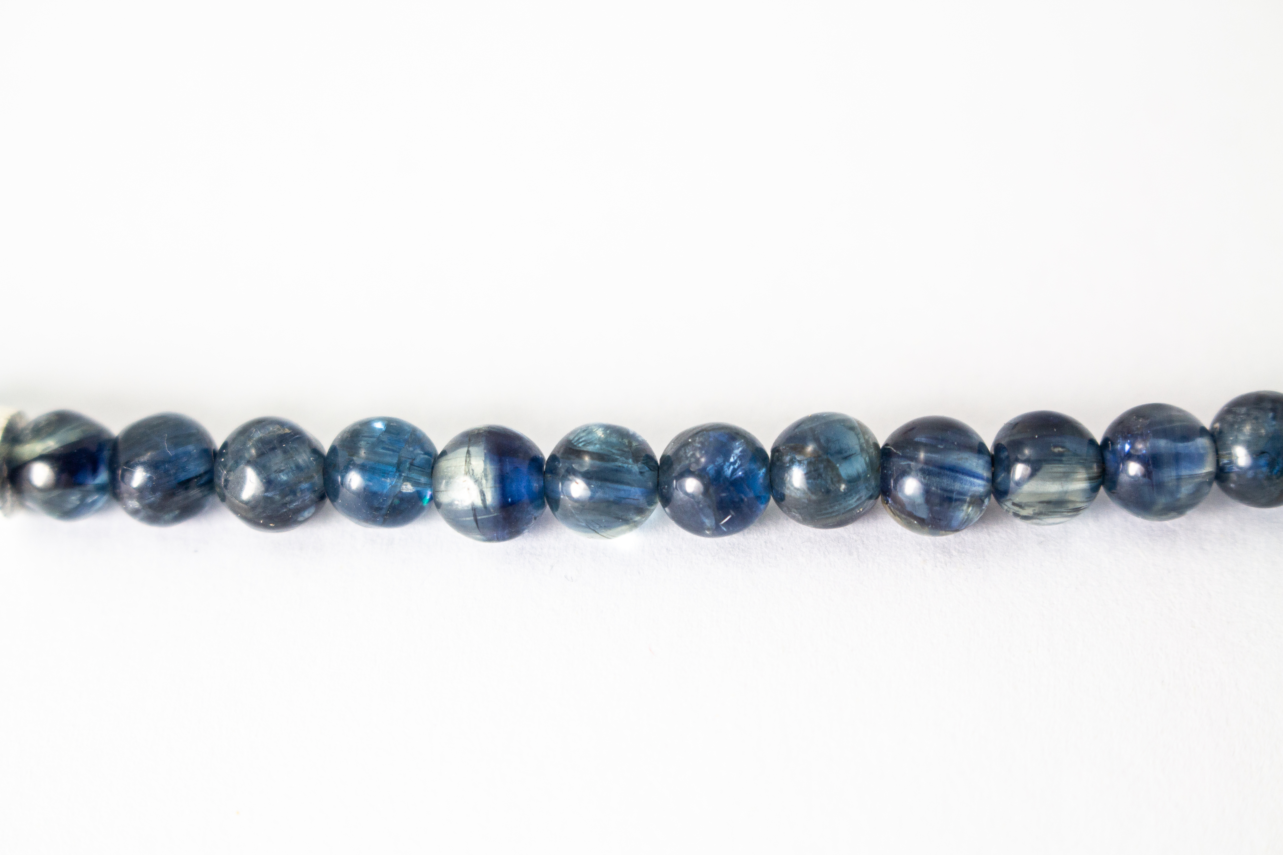 Herrenarmband „Ozeantief“ aus blauem Kyanit mit strukturierten Zwischenteilen aus 925er Sterlingsilber im eleganten, maskulinen Design.