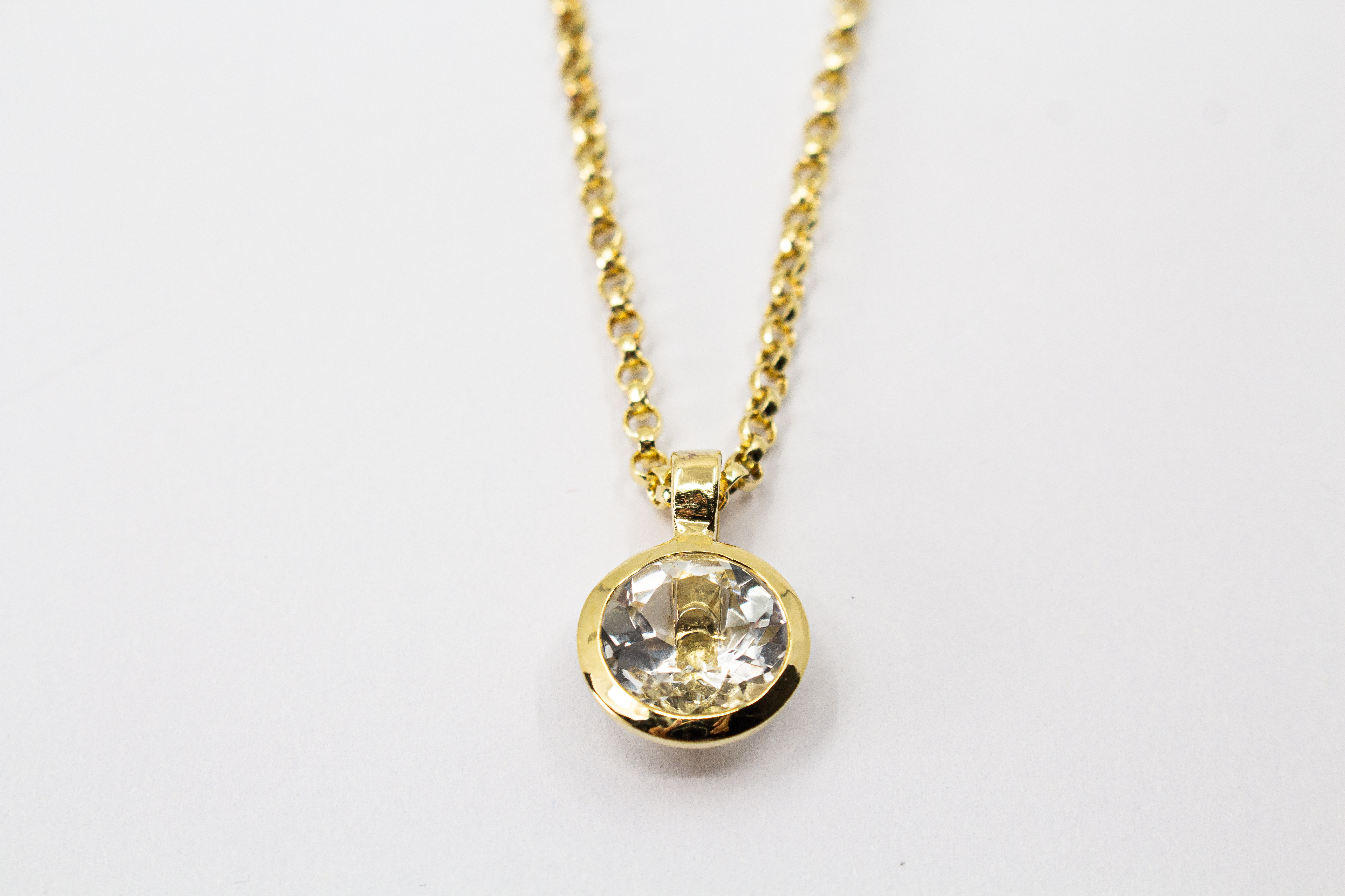 Elegante Erbskette aus 20 Mikron hochwertig vergoldetem 925 Sterling Silber mit einem runden, facettierten Bergkristall in Zargenfassung aus dem Online-Shop der Goldschmiede Regina Kraus