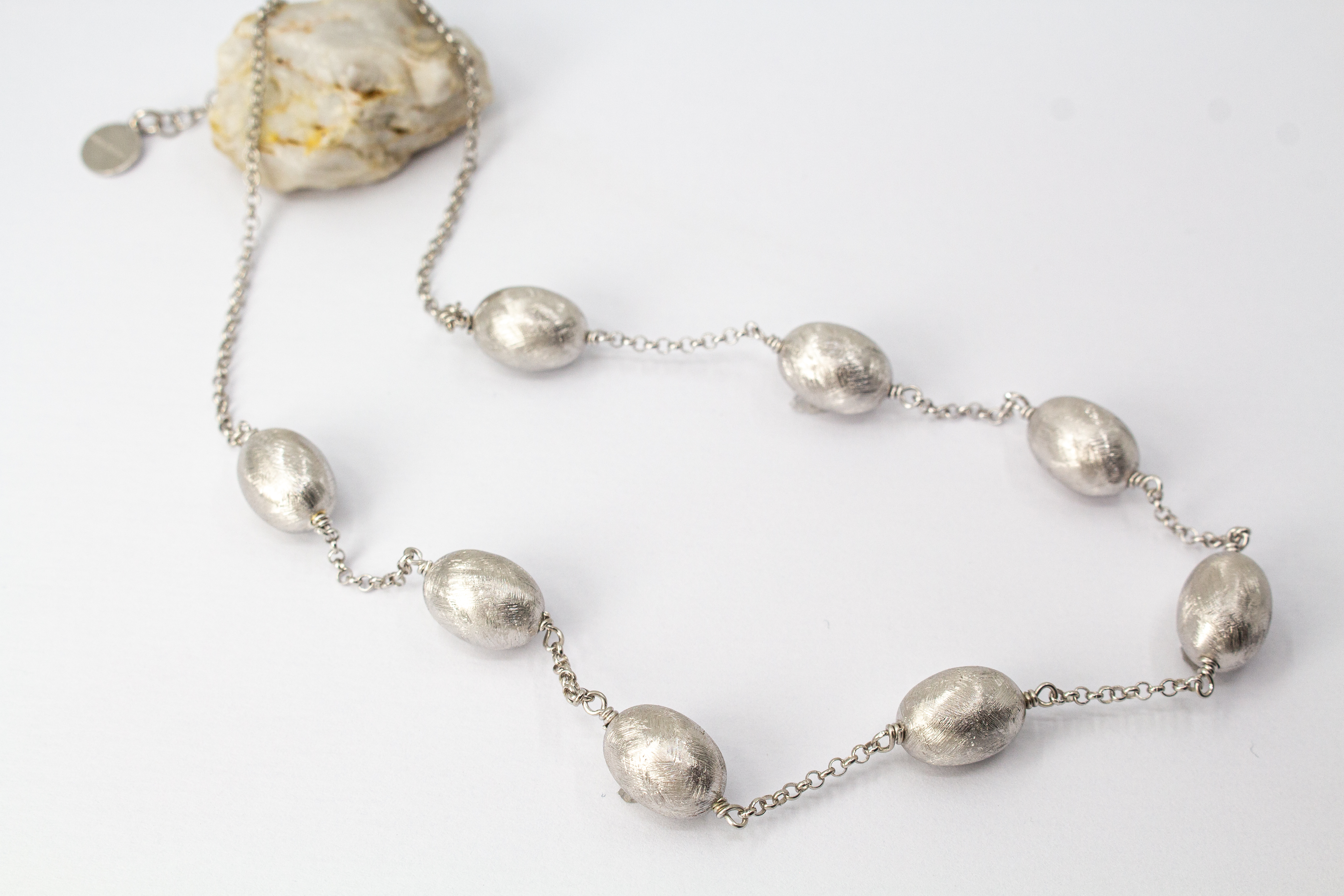 Eismattes Collier aus rhodiniertem 925er Sterlingsilber von Diva Gioielli mit ovalen, strukturierten Schmuckelementen an einer feinen Silberkette