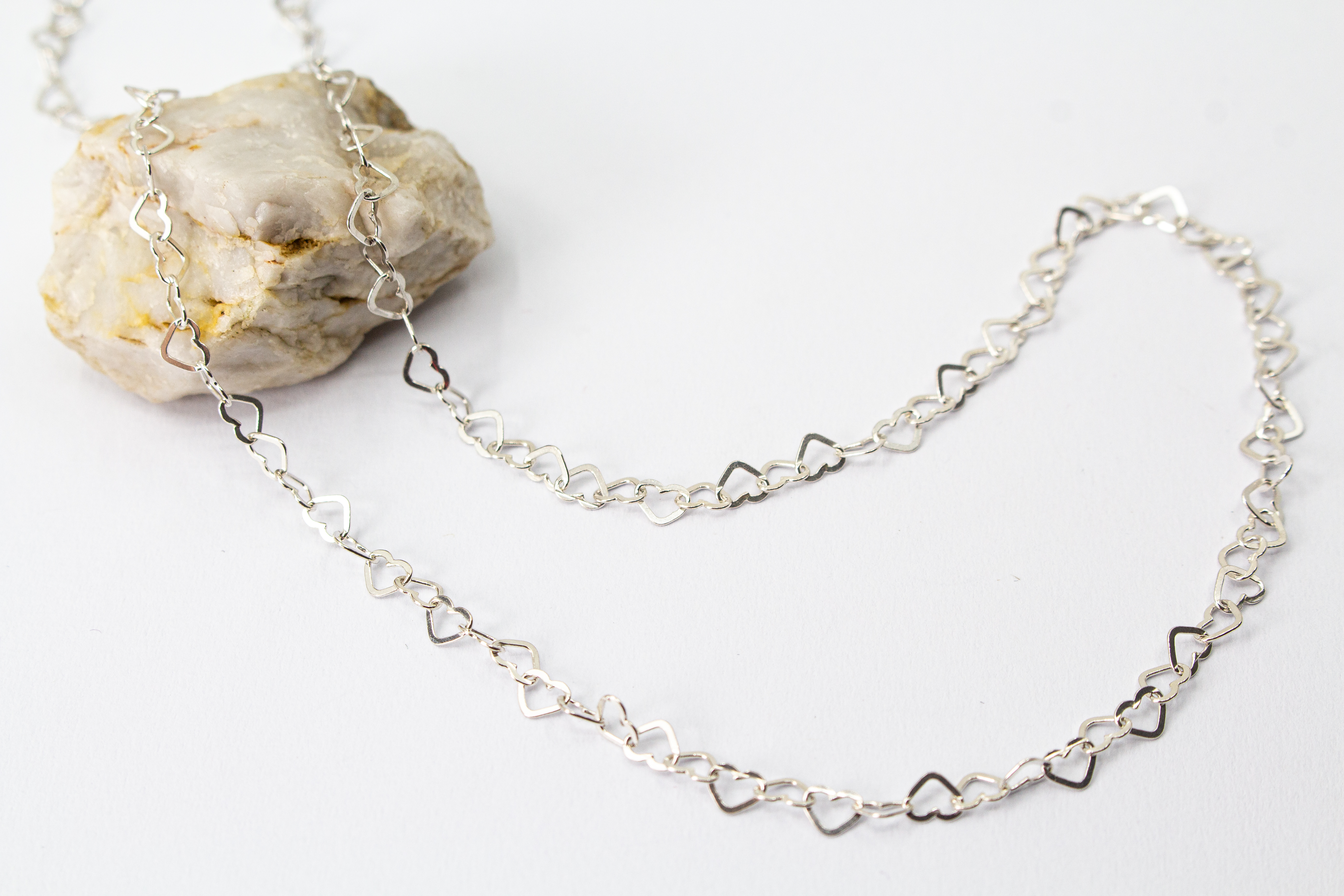 Zarte Gliederkette der Goldschmiede Regina Kraus aus 925er Sterlingsilber, bestehend aus einer Kette kleiner, aneinandergereihter Herzformen
