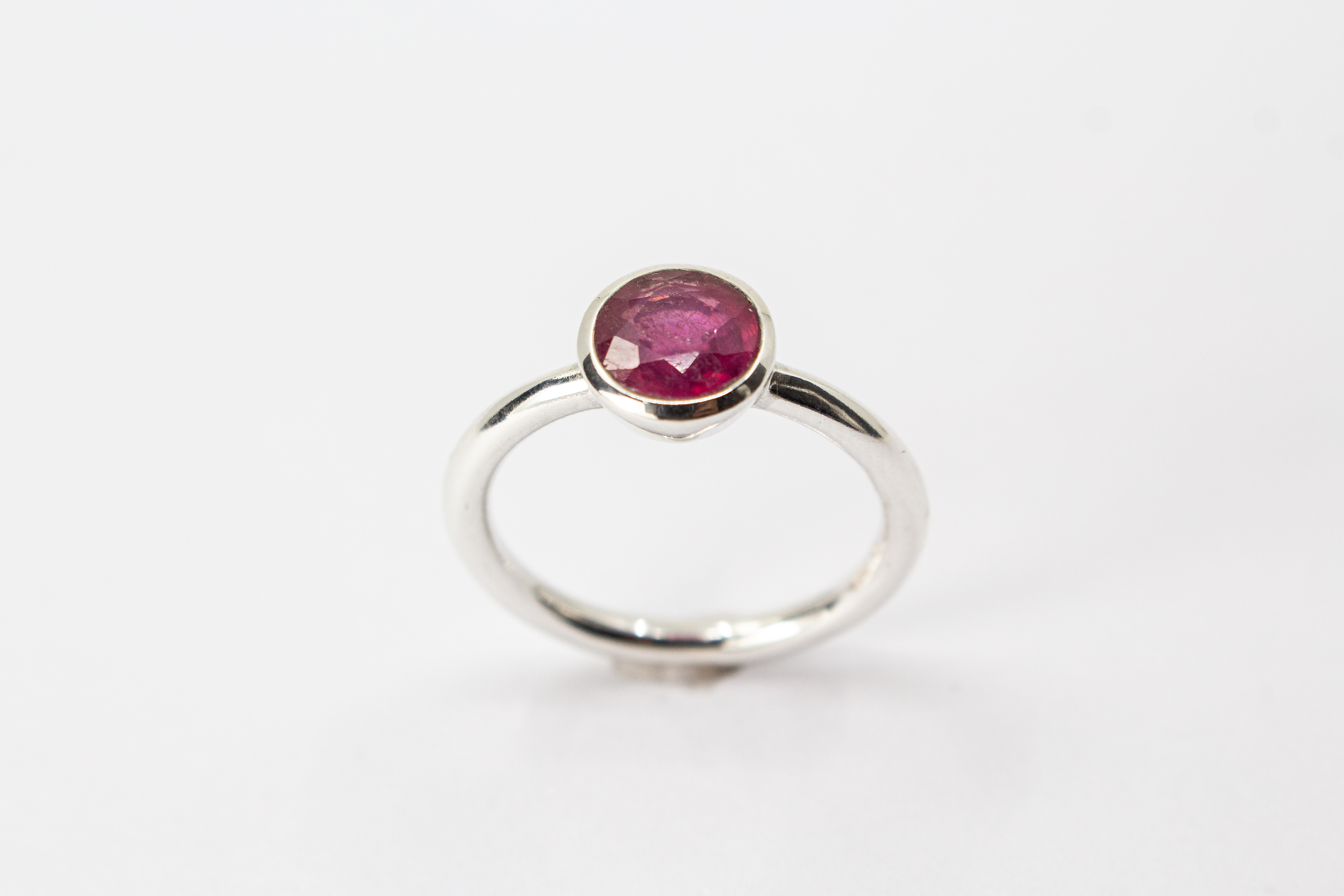 925er Sterlingsilber Ring „Rubinfeuer“ mit facettiertem Rubin in runder Fassung und zeitlos elegantem Design.