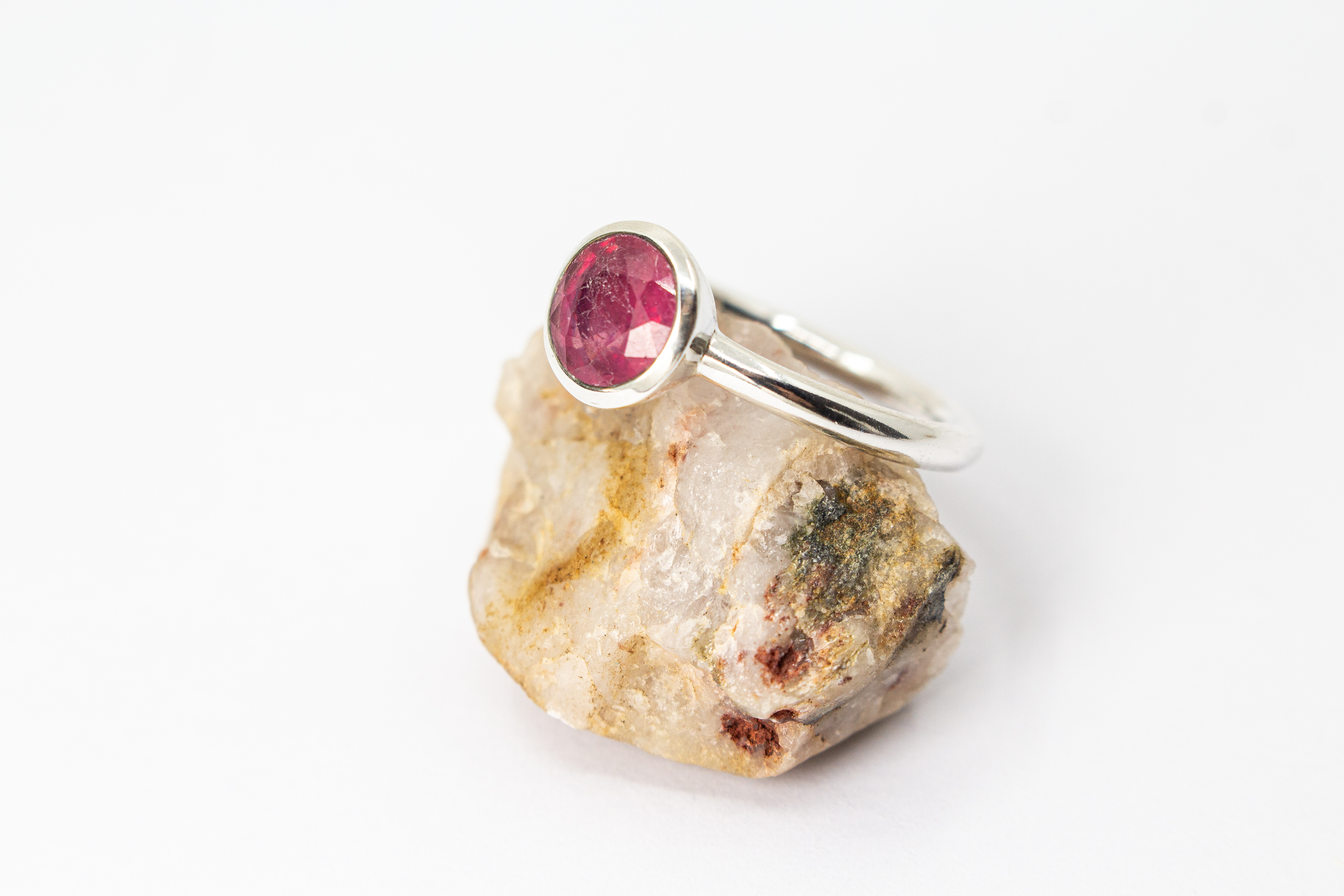 925er Sterlingsilber Ring „Rubinfeuer“ mit facettiertem Rubin in runder Fassung und zeitlos elegantem Design.