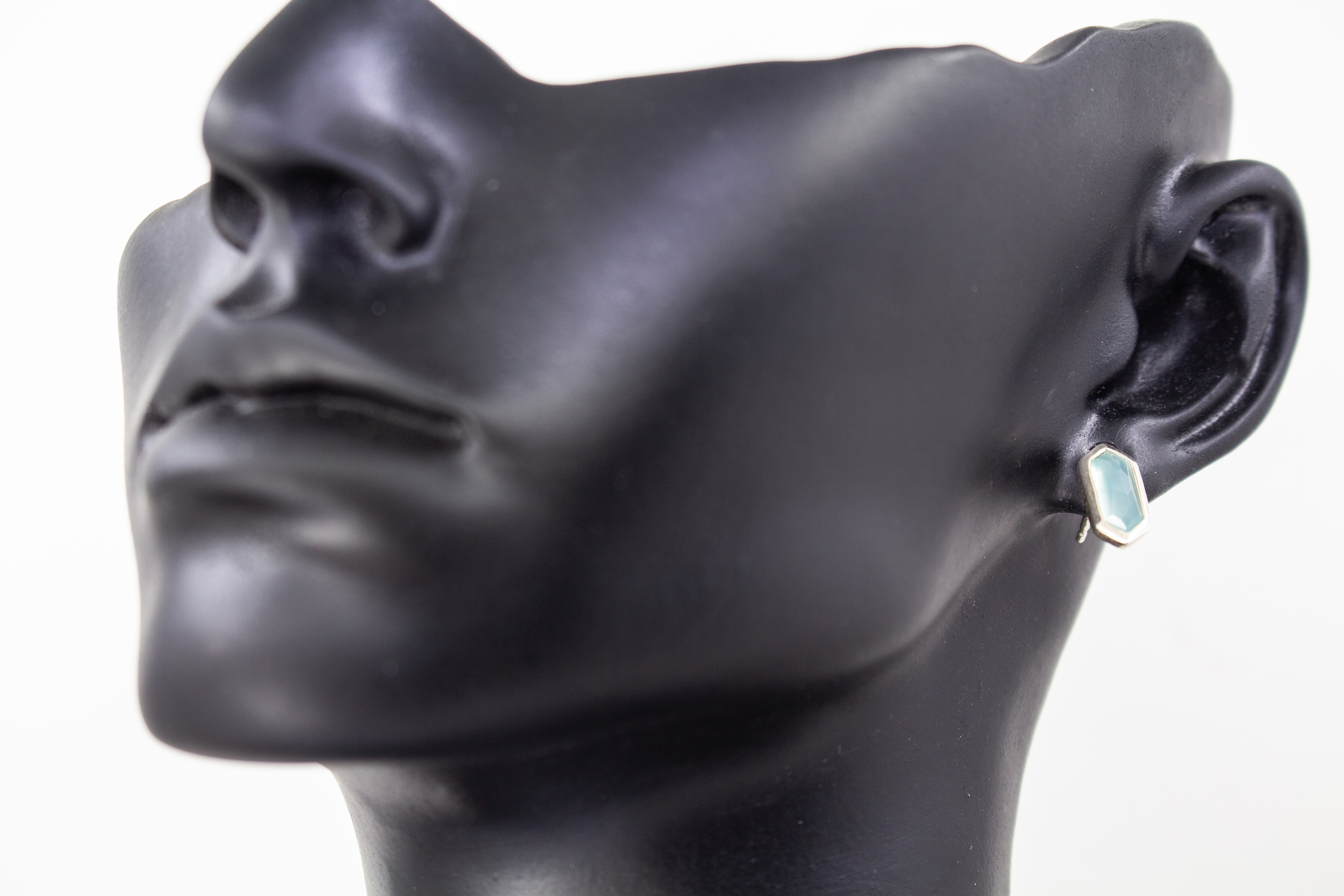 geometrische Ohrstecker aus glänzendem 925 Sterling Silber mit einem facettierten, sechseckigen Chalcedon-Edelstein in hellem Pastellblau aus dem Online-Shop der Goldschmiede Regina Kraus.