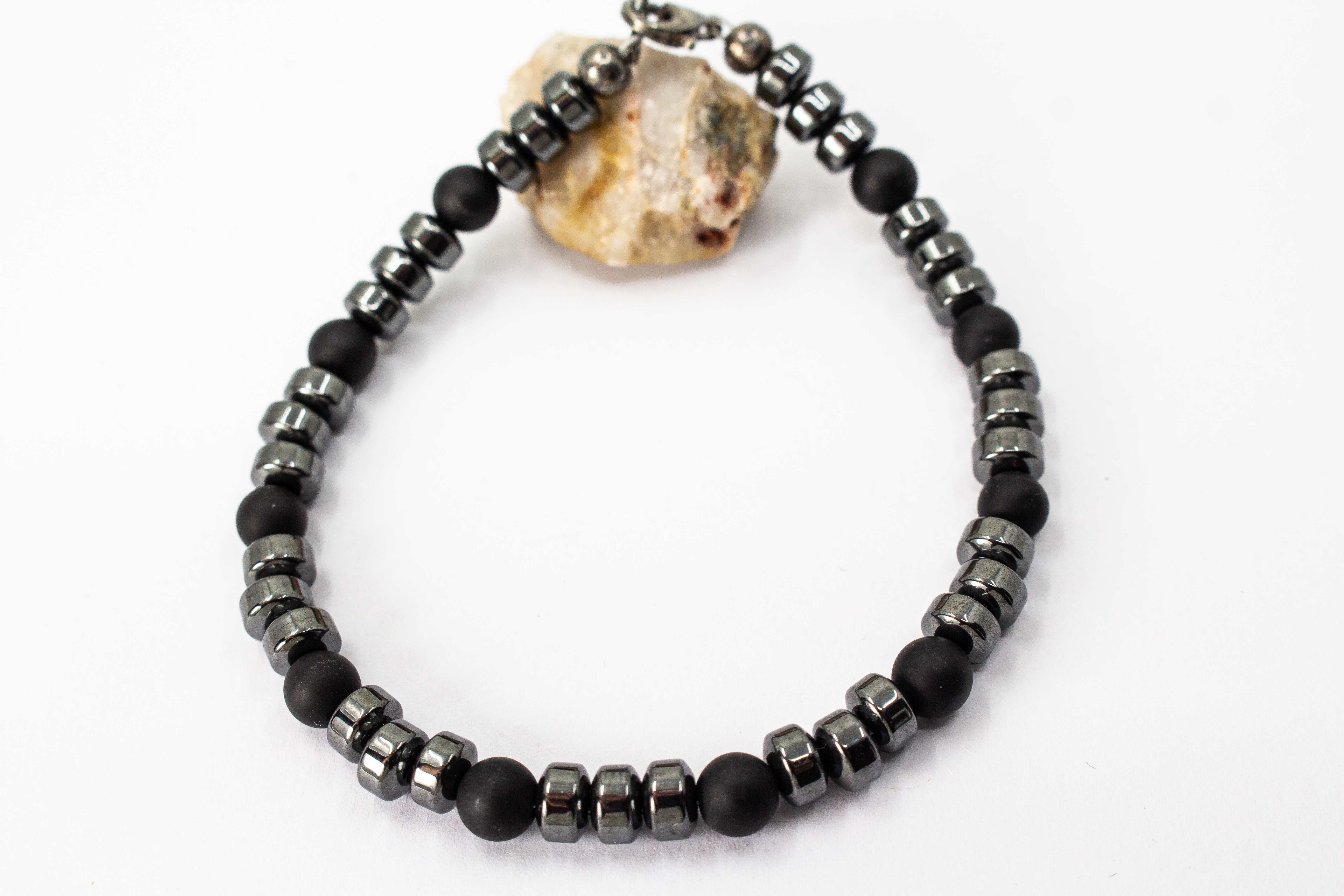 Herrenarmband aus Onyx und Hämatit mit schwarzen Natursteinperlen und silberfarbenen Hämatit-Elementen, handgefertigter Herrenschmuck