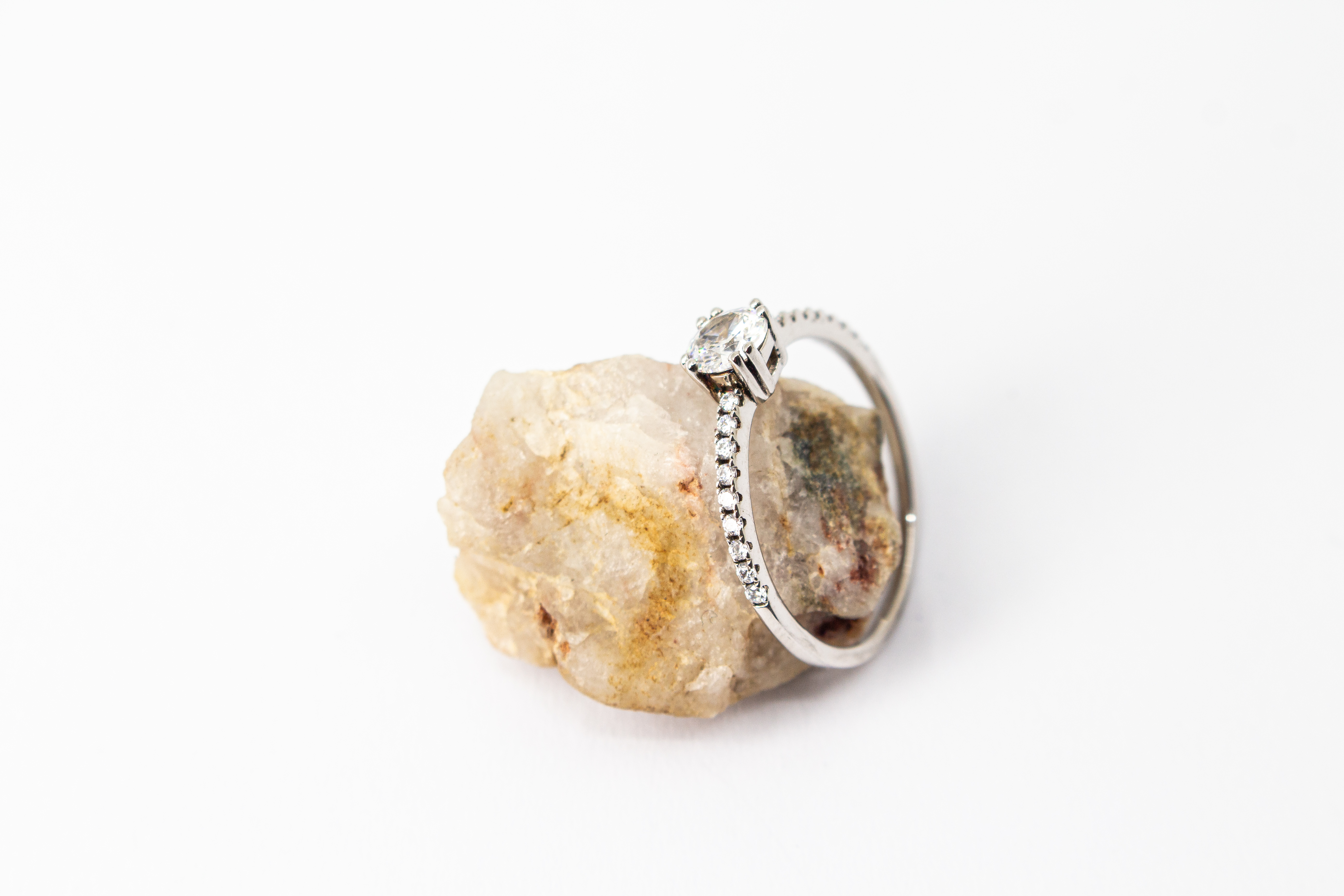 Rhodinierter Ring „Shine Bright“ mit Krappenfassung