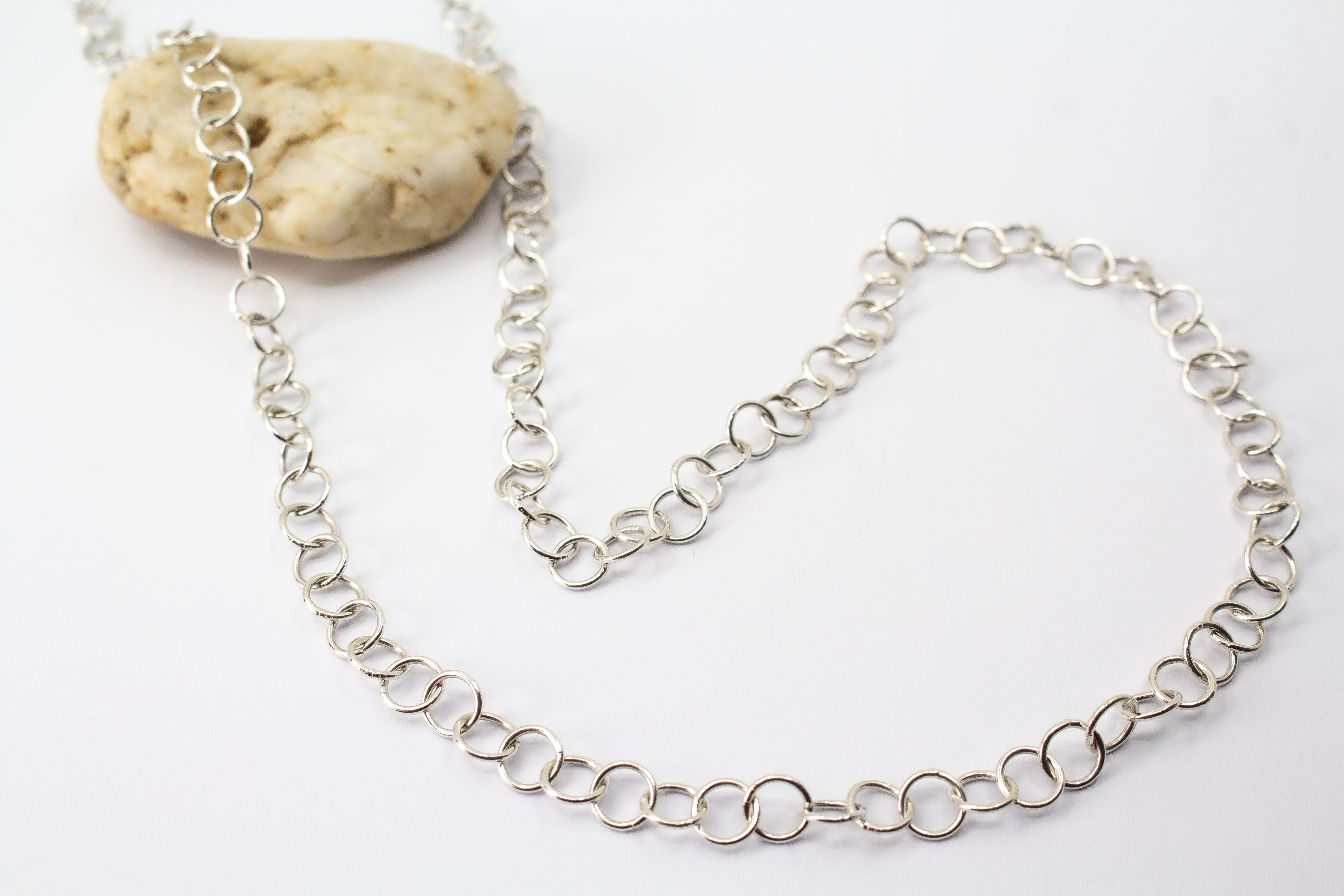 Handgefertigte Gliederkette aus poliertem 925 Sterlingsilber, zeitloser Halsschmuck der Goldschmiede Regina Kraus mit filigranen, runden Elementen