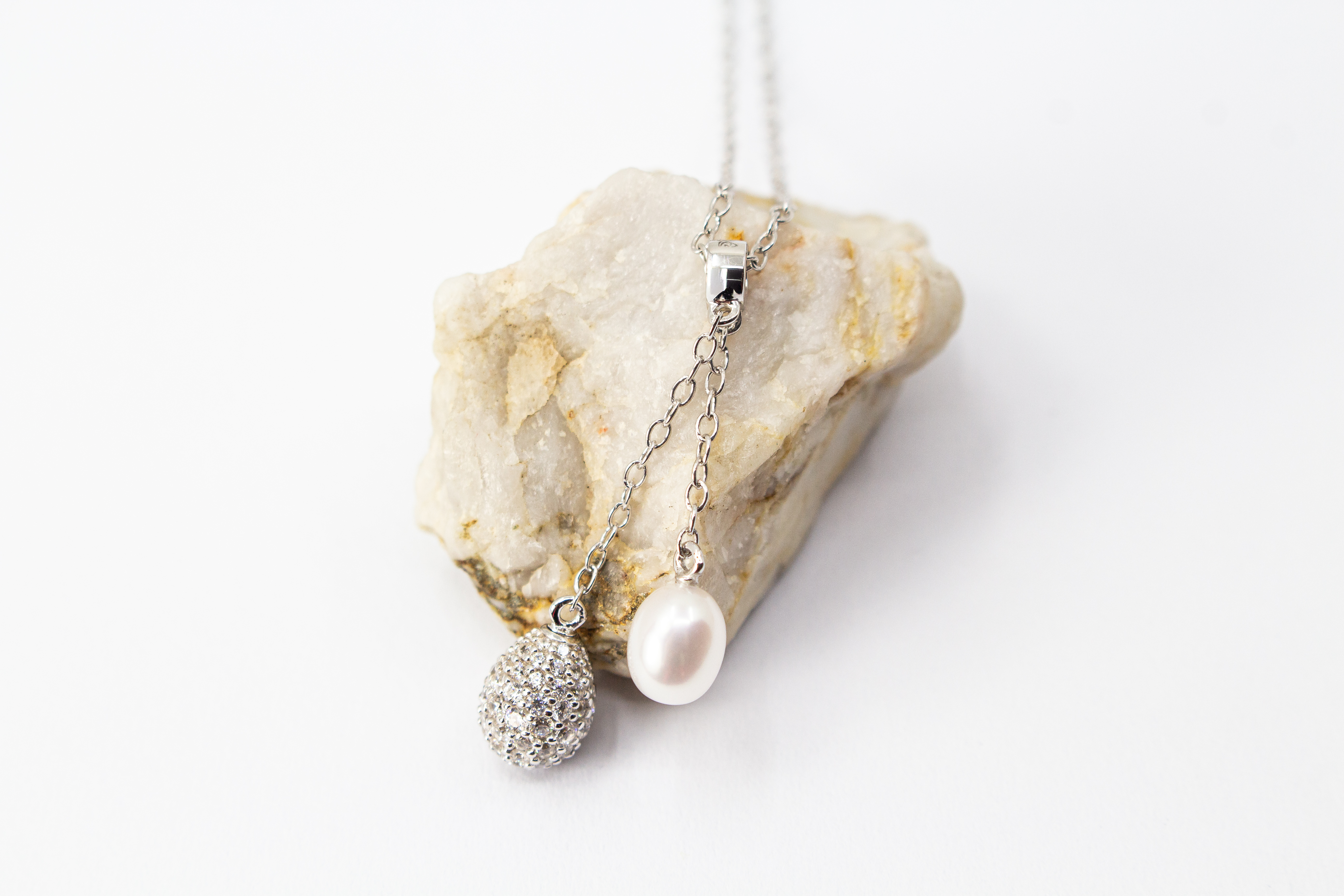Kette aus rhodiniertem 925er Sterlingsilber mit einer weißen Süßwasserzuchtperle und einem funkelnden Zirkonia-Tropfen