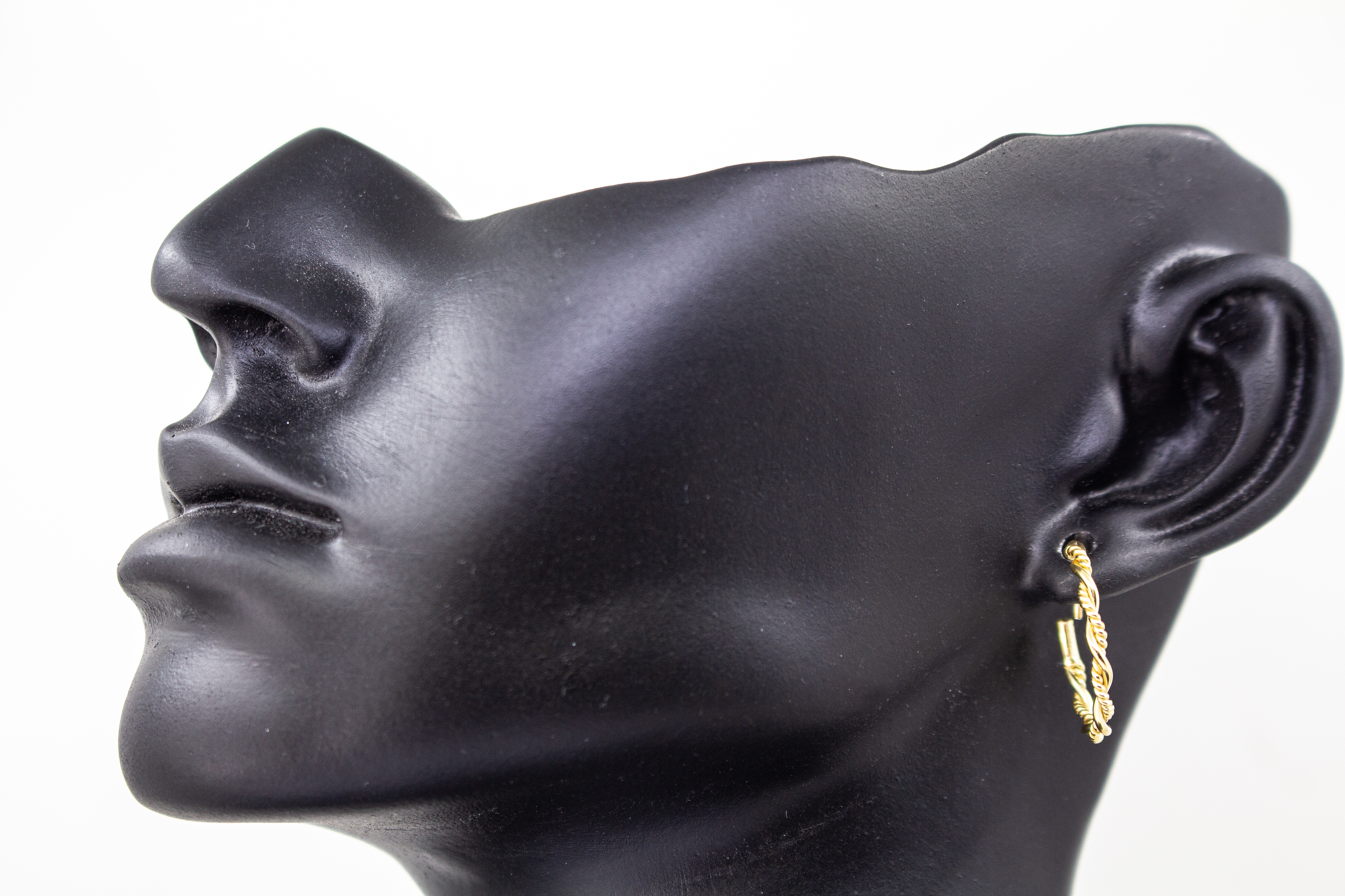 fein gedrehte Creolen im Kordel-Design aus vergoldetem 925 Sterlingsilber – eleganter Ohrschmuck aus der Goldschmiede Regina Kraus.