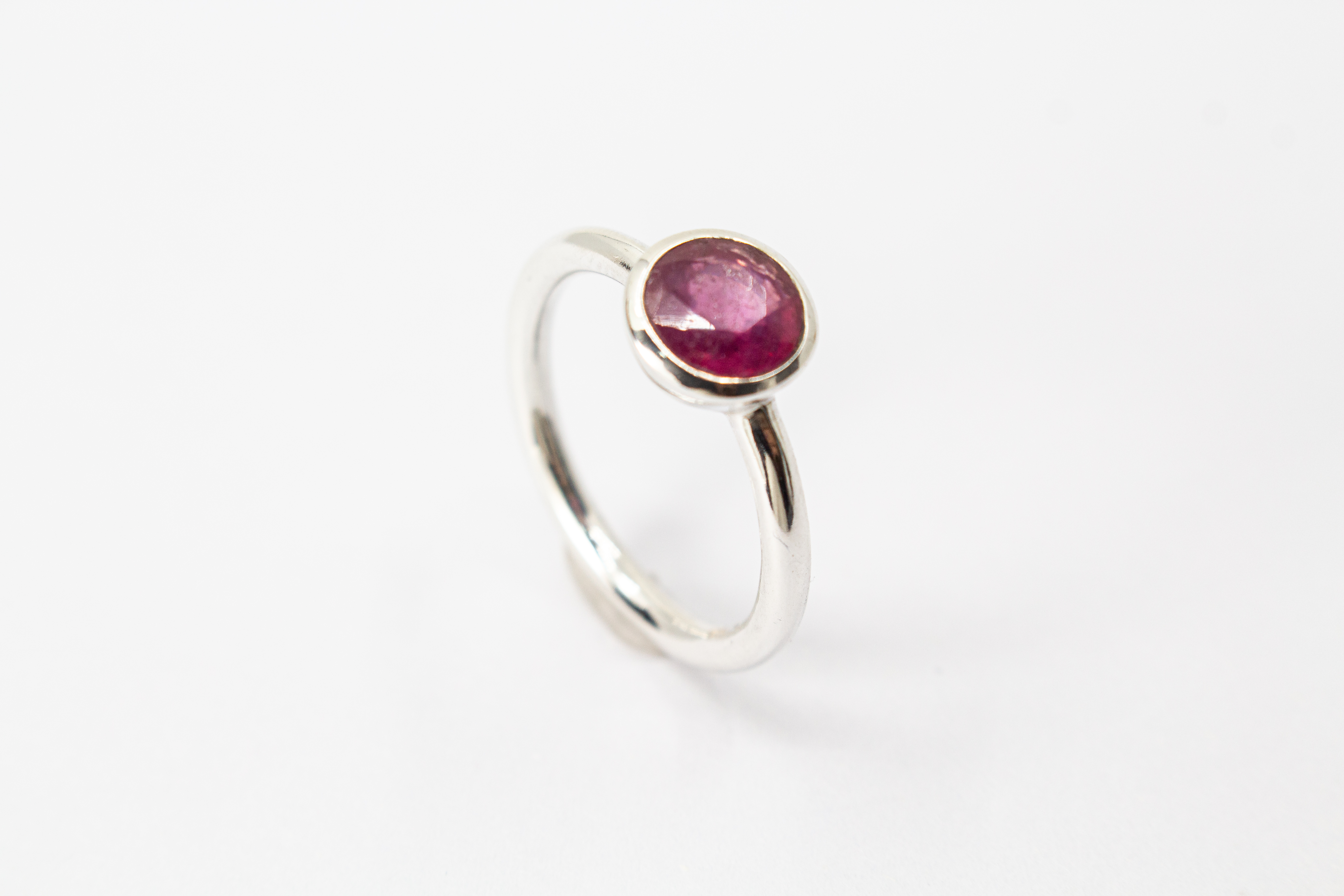 925er Sterlingsilber Ring „Rubinfeuer“ mit facettiertem Rubin in runder Fassung und zeitlos elegantem Design.