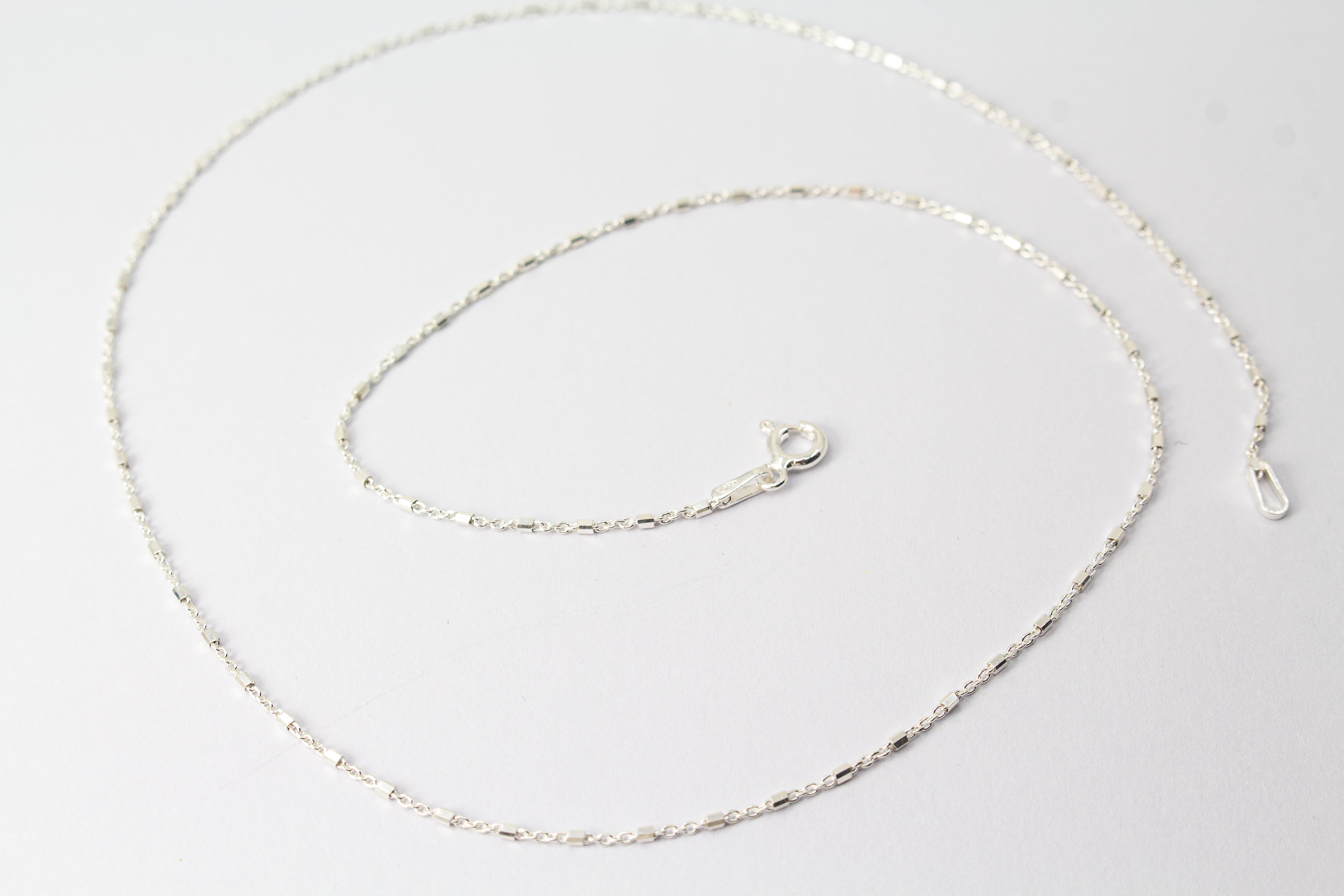 Filigrane Damen-Halskette aus glänzendem 925 Sterling Silber mit kleinen, minimalistischen Stäbchen- und Röhrchen-Elementen