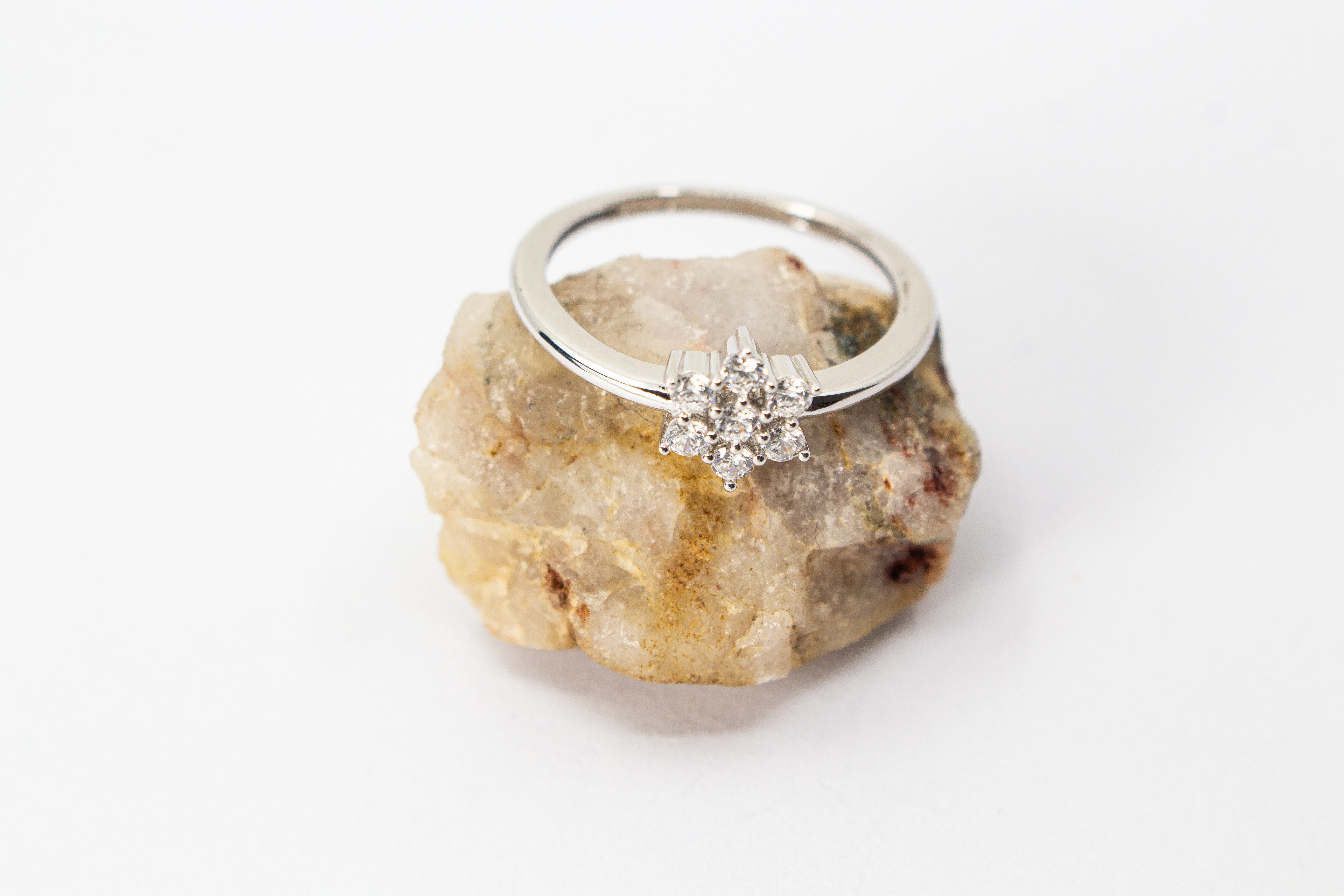 Rhodinierter 925er Sterlingsilber Ring „Schneestern“ mit funkelnden Zirkonia in sternförmiger Anordnung.