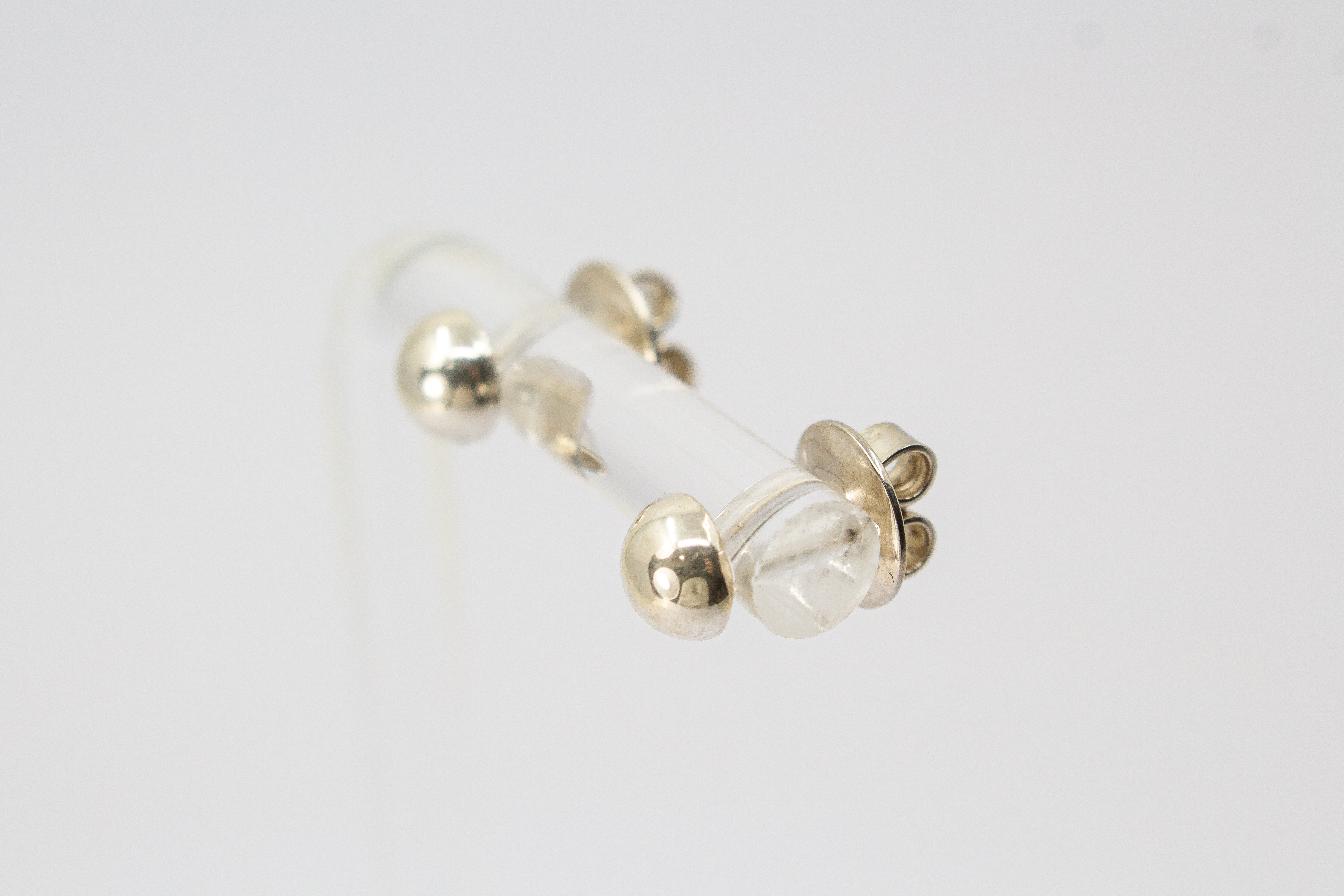 klassische, minimalistische Halbkugel-Ohrstecker aus hochglanzpoliertem 925 Sterling Silber mit extra großen Ohrmuttern für perfekten Halt