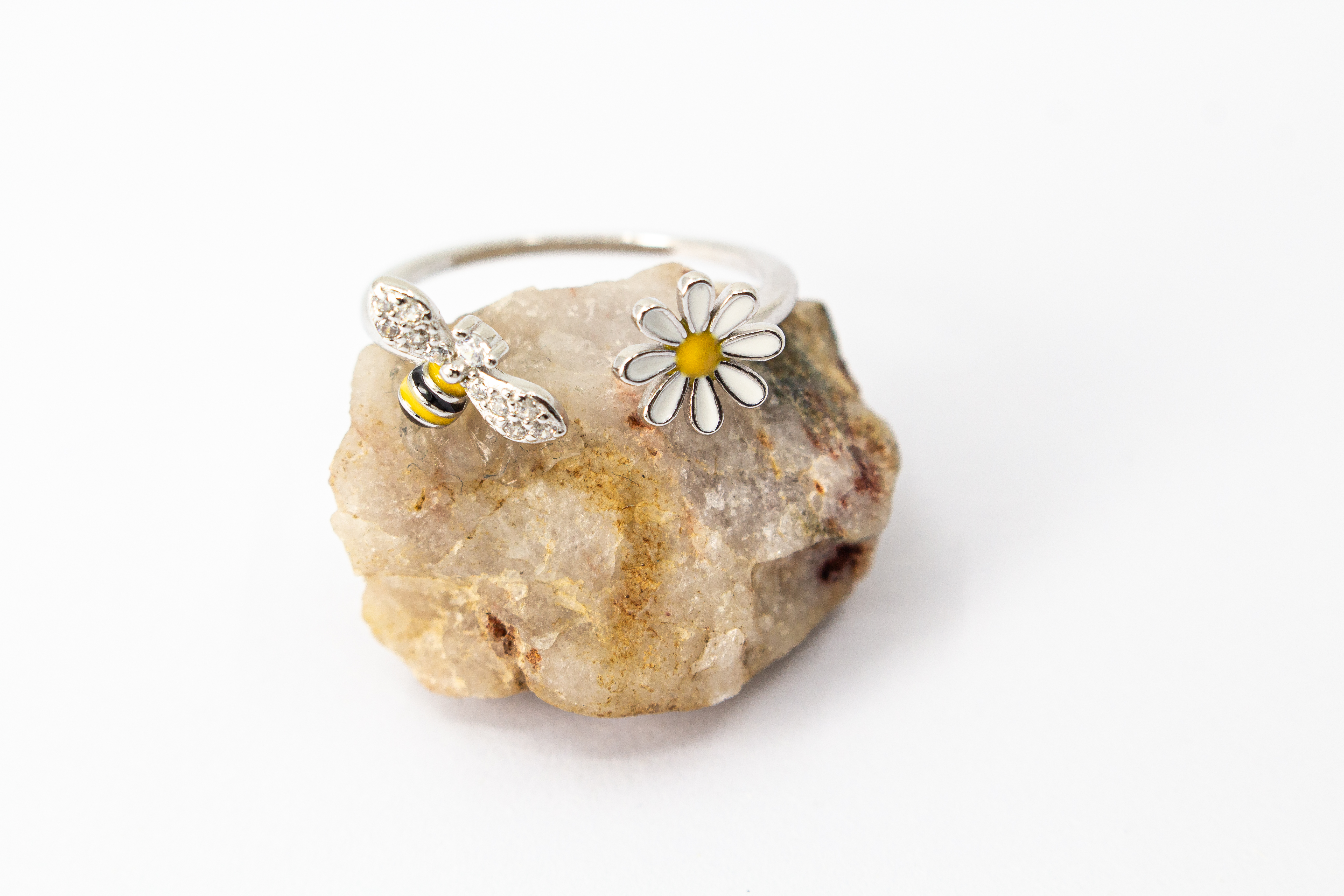 Offener Ring „Blütenbesuch“ aus rhodiniertem 925er Sterlingsilber mit Emaille-Blüte, funkelnder Biene und weißen Zirkonia.