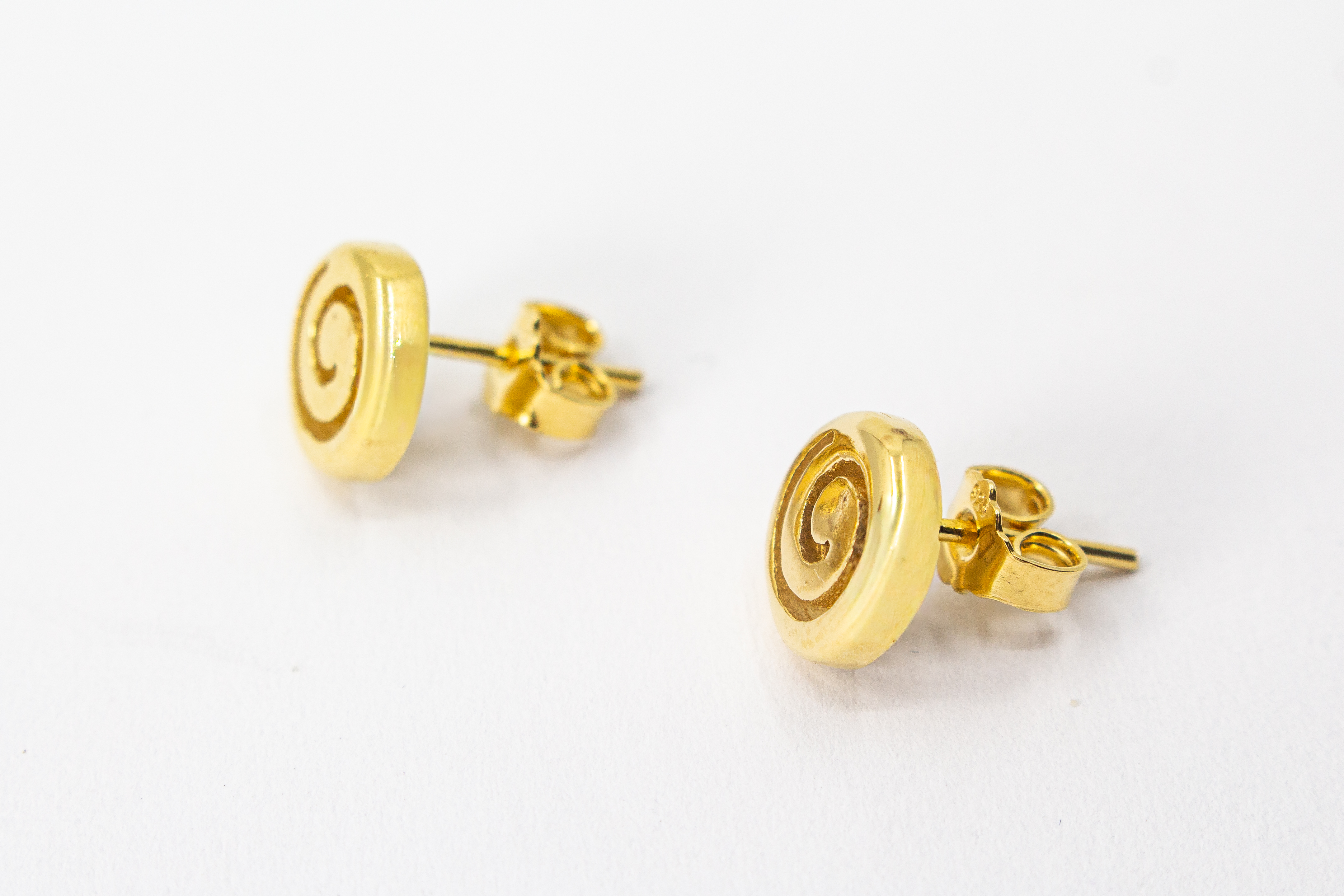 Schneckenförmige Ohrstecker kaufen - vergoldete Ohrstecke kaufen